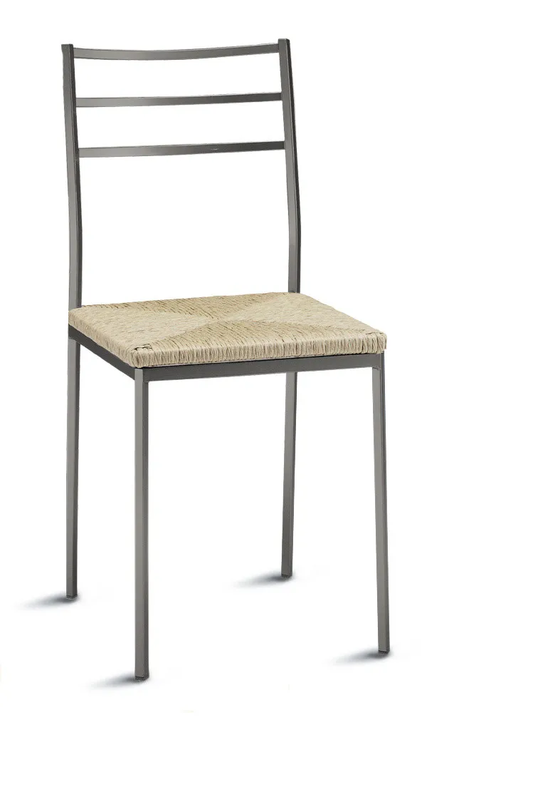 Sedia Duetto Scavolini con schienale a tre traversi su fondo bianco