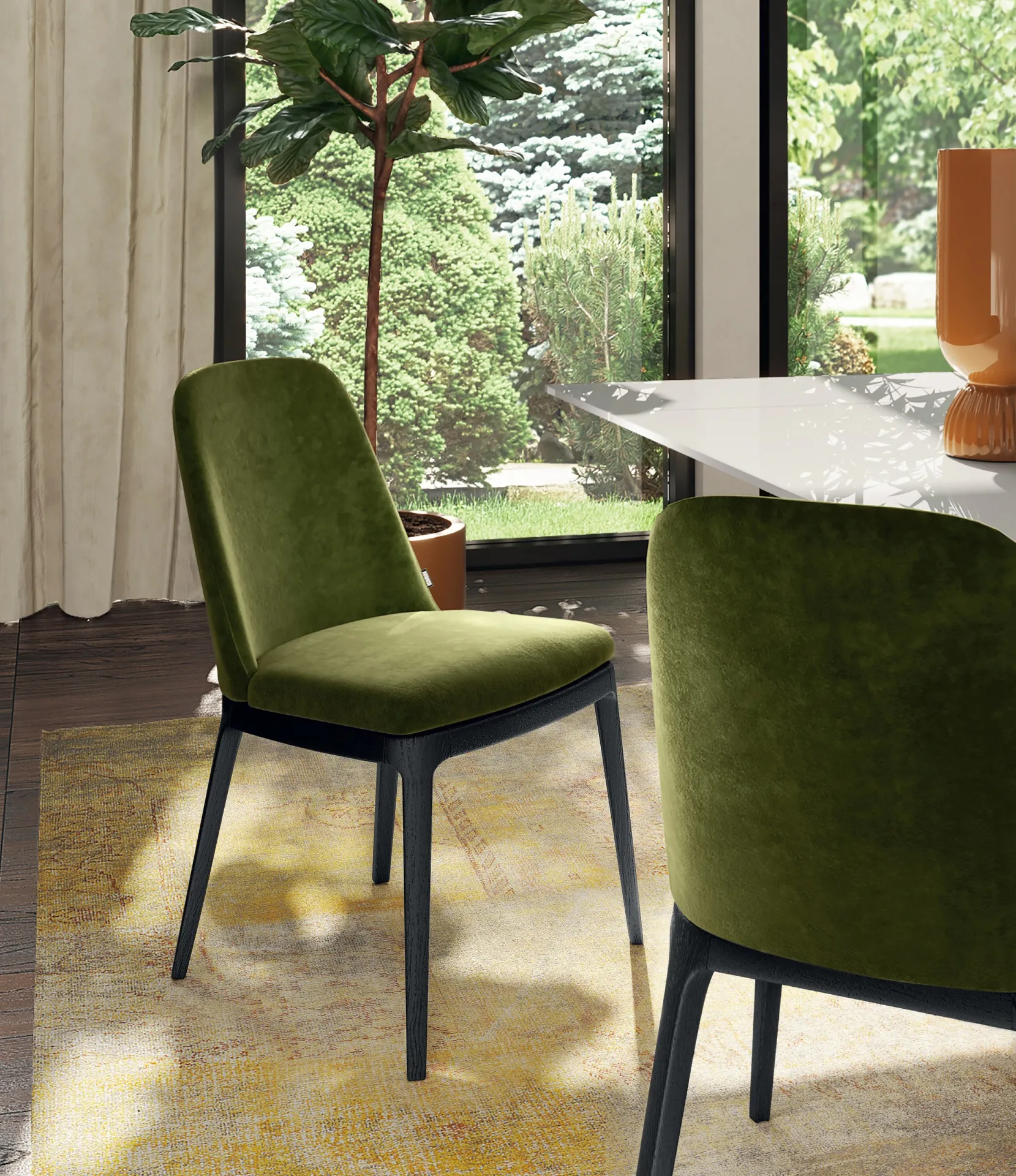 Sedie Egg Scavolini in velluto verde oliva attorno a un tavolo in marmo davanti a una vetrata