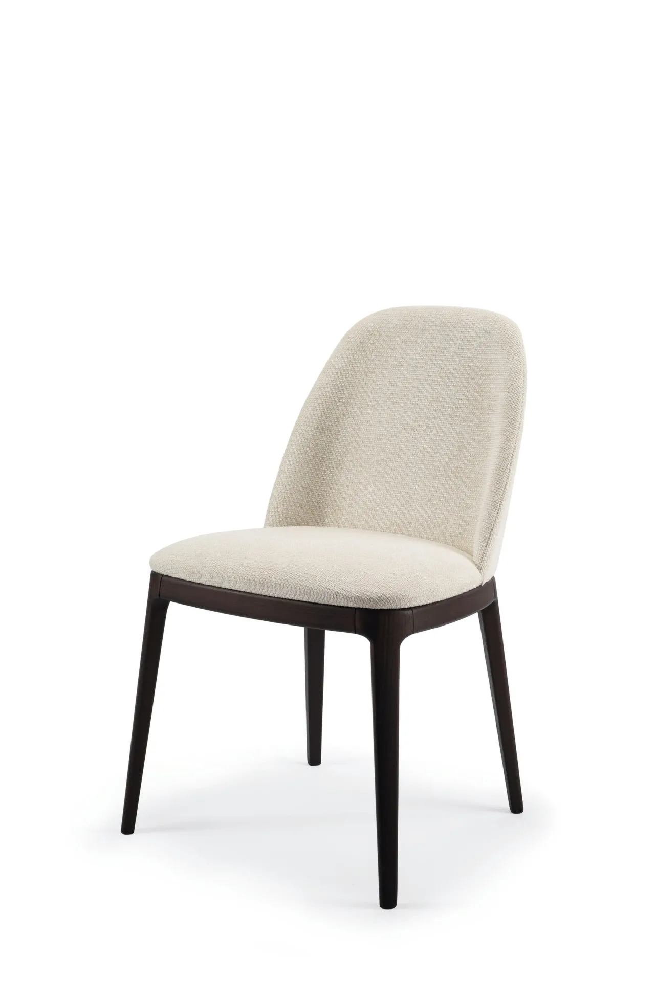 Sedia Egg Scavolini in tessuto avorio con gambe scure, su fondo bianco