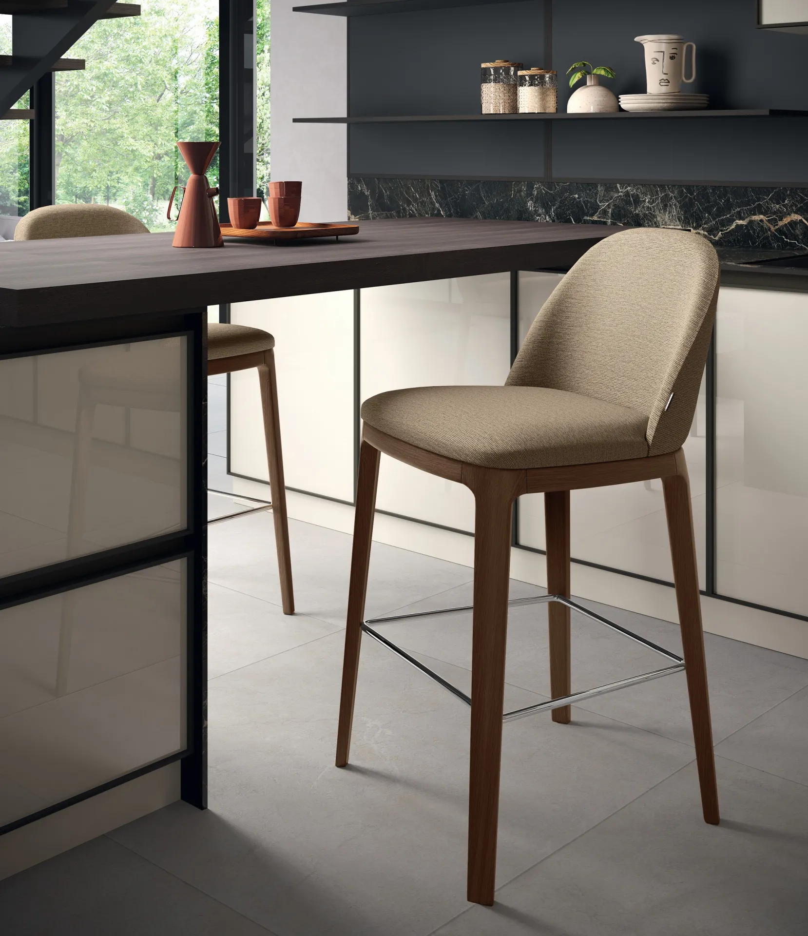 Sgabello Egg Scavolini tortora con legno noce davanti a un'isola dal piano in pietra scura