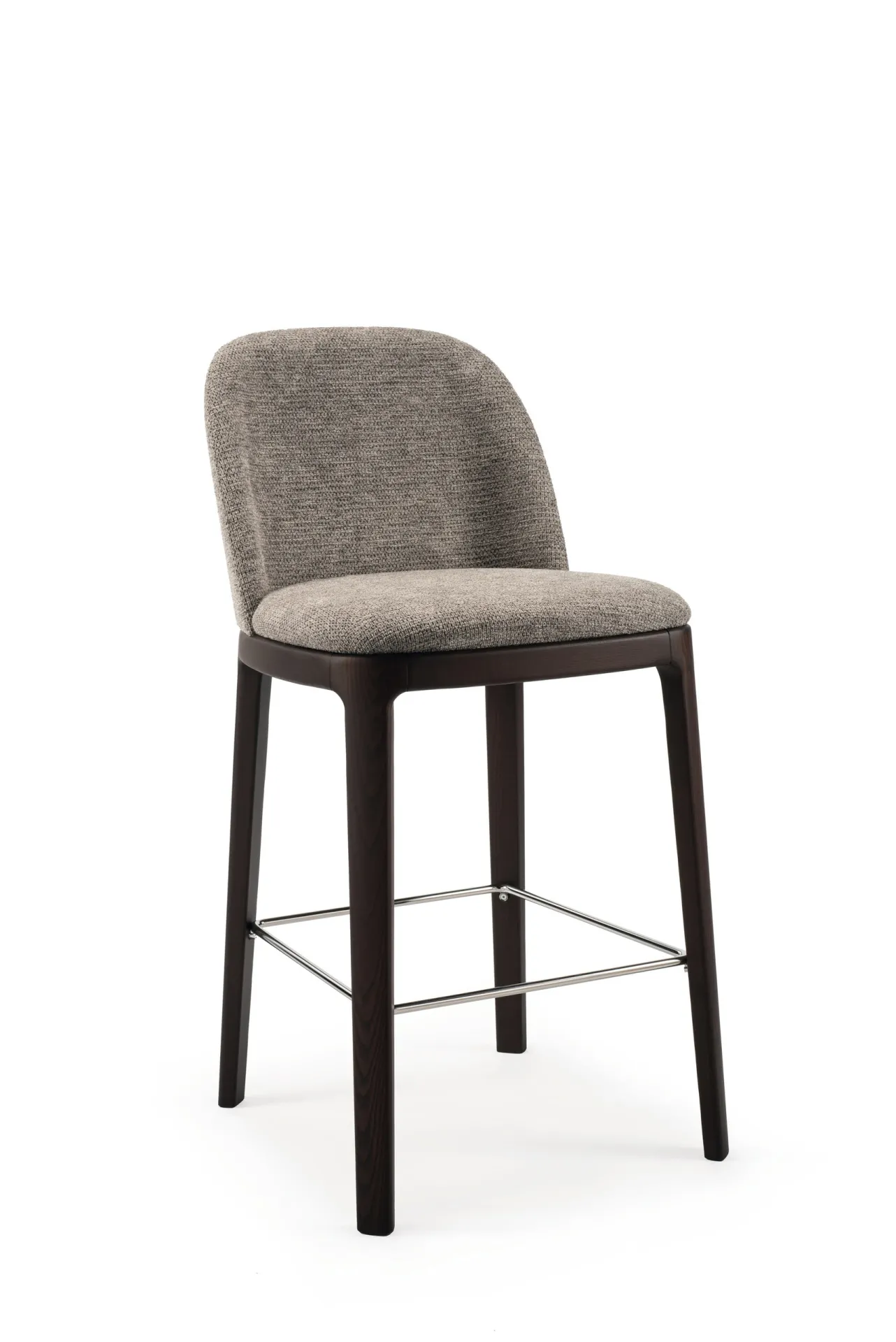 Sgabello Egg Scavolini grigio con gambe scure, vista di tre quarti su fondo bianco