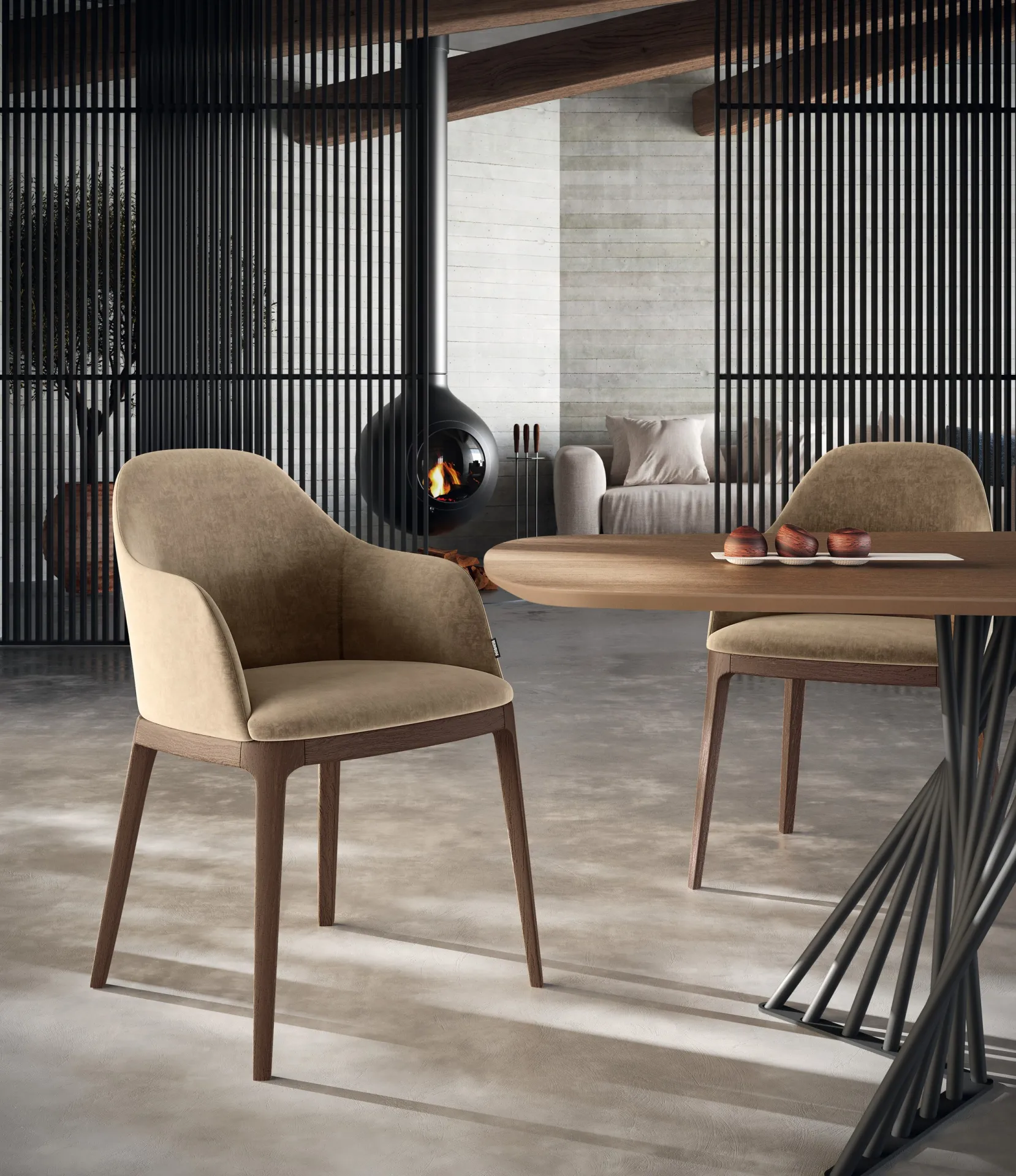 Poltroncine Egg Scavolini color cammello attorno a un tavolo in una sala con camino sospeso