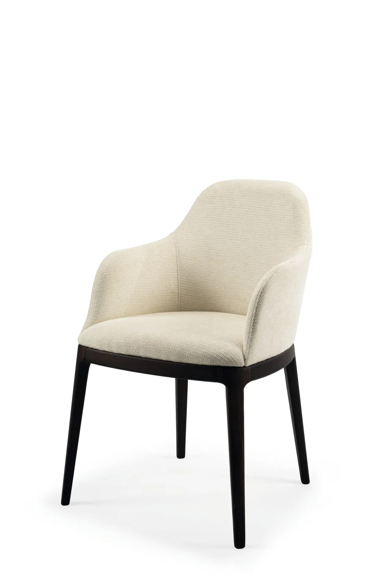 Poltroncina Egg Scavolini avorio con gambe scure, vista di tre quarti su fondo bianco