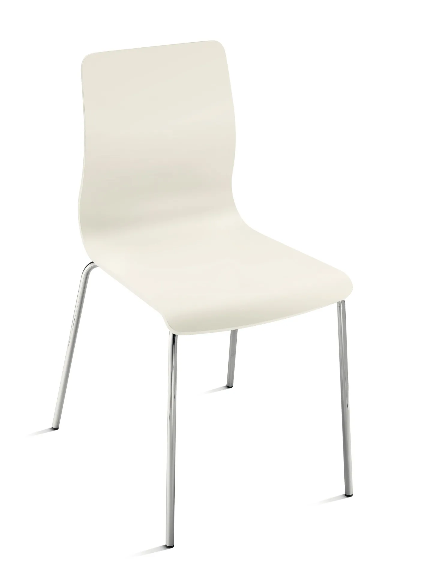 Sedia Endless Scavolini crema con gambe cromate su fondo bianco
