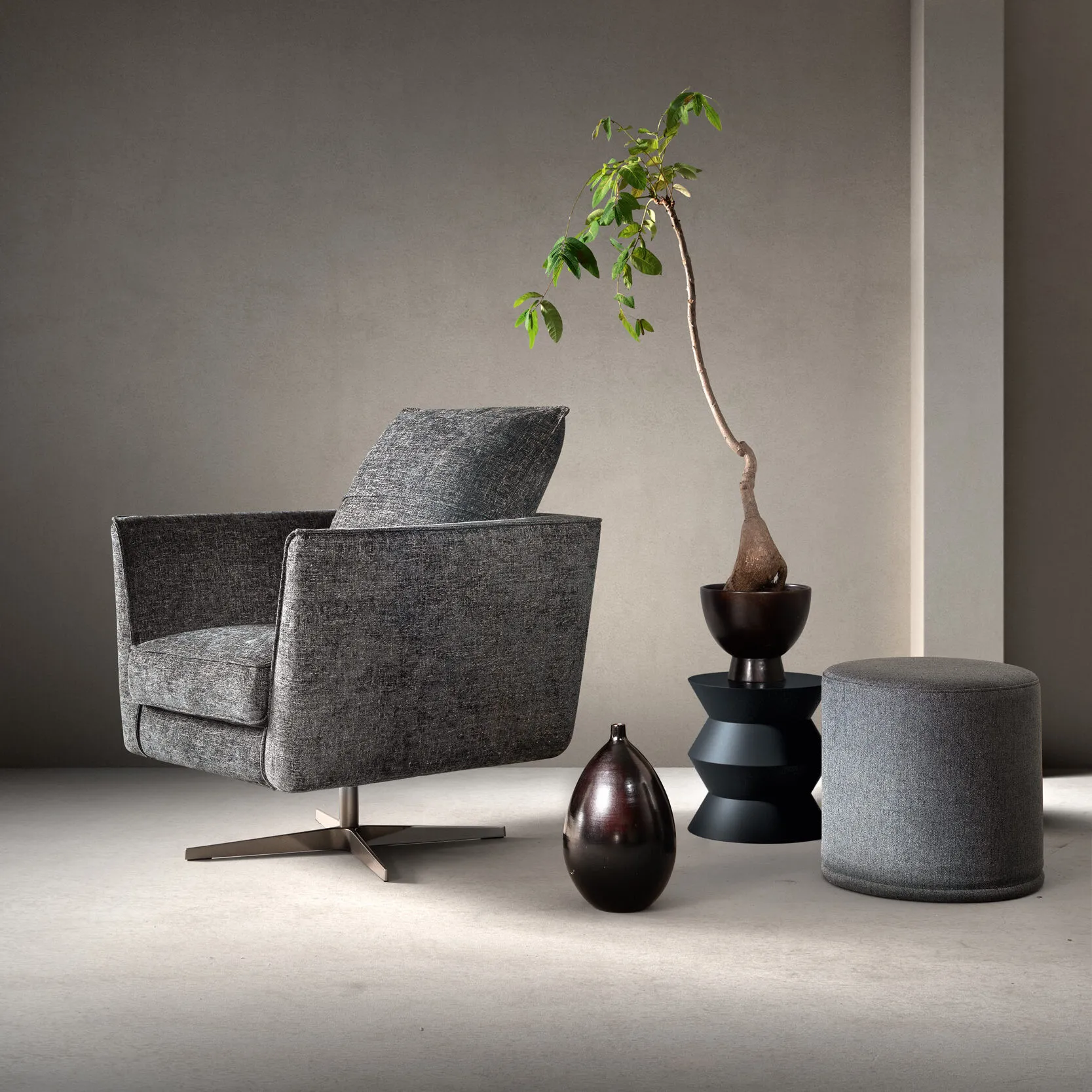Poltrona Skim Samoa in tessuto grigio screziato su base a quattro razze, con pouf tondo