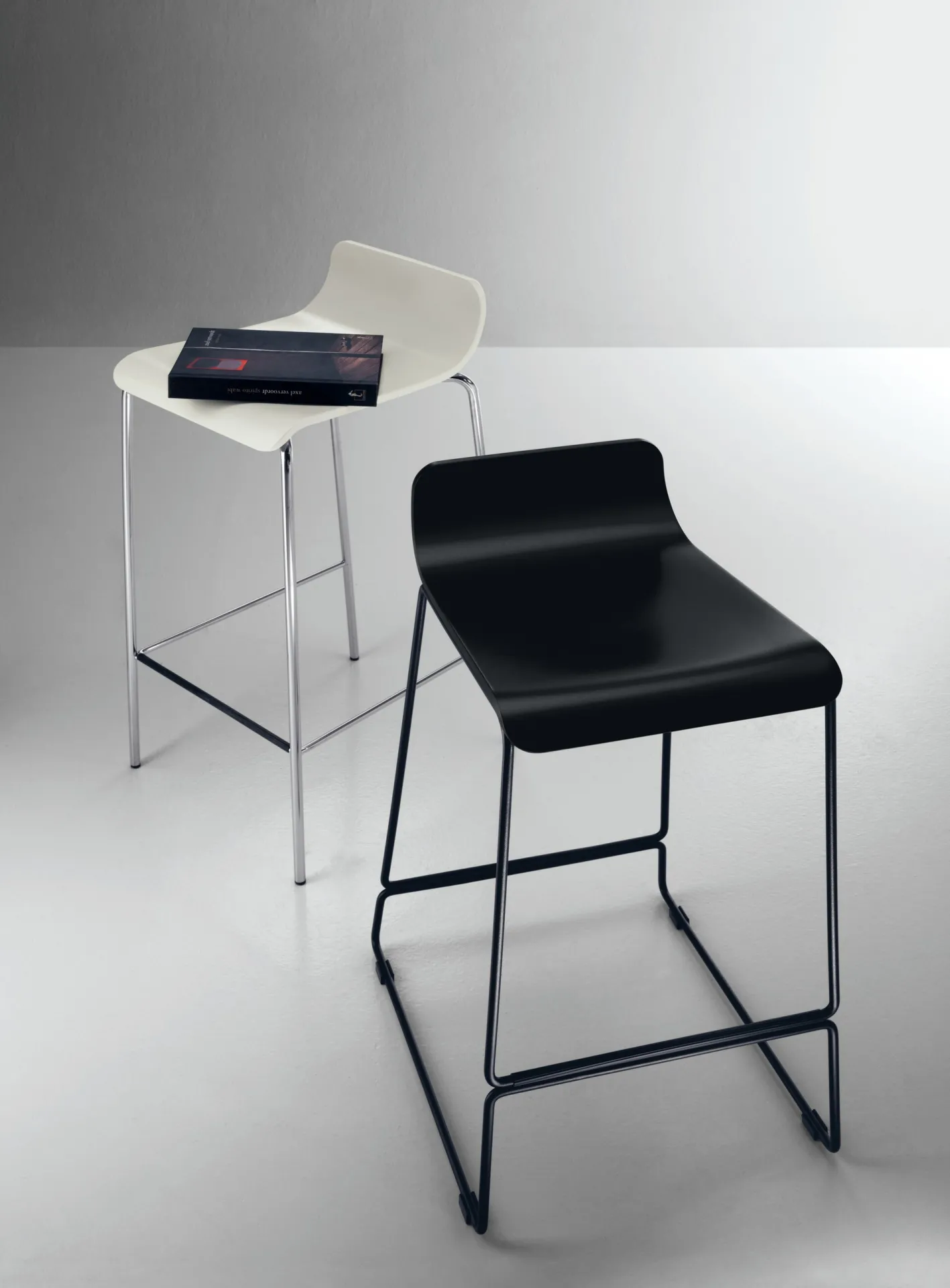 Sgabelli Endless Scavolini bianco e nero in un ambiente chiaro