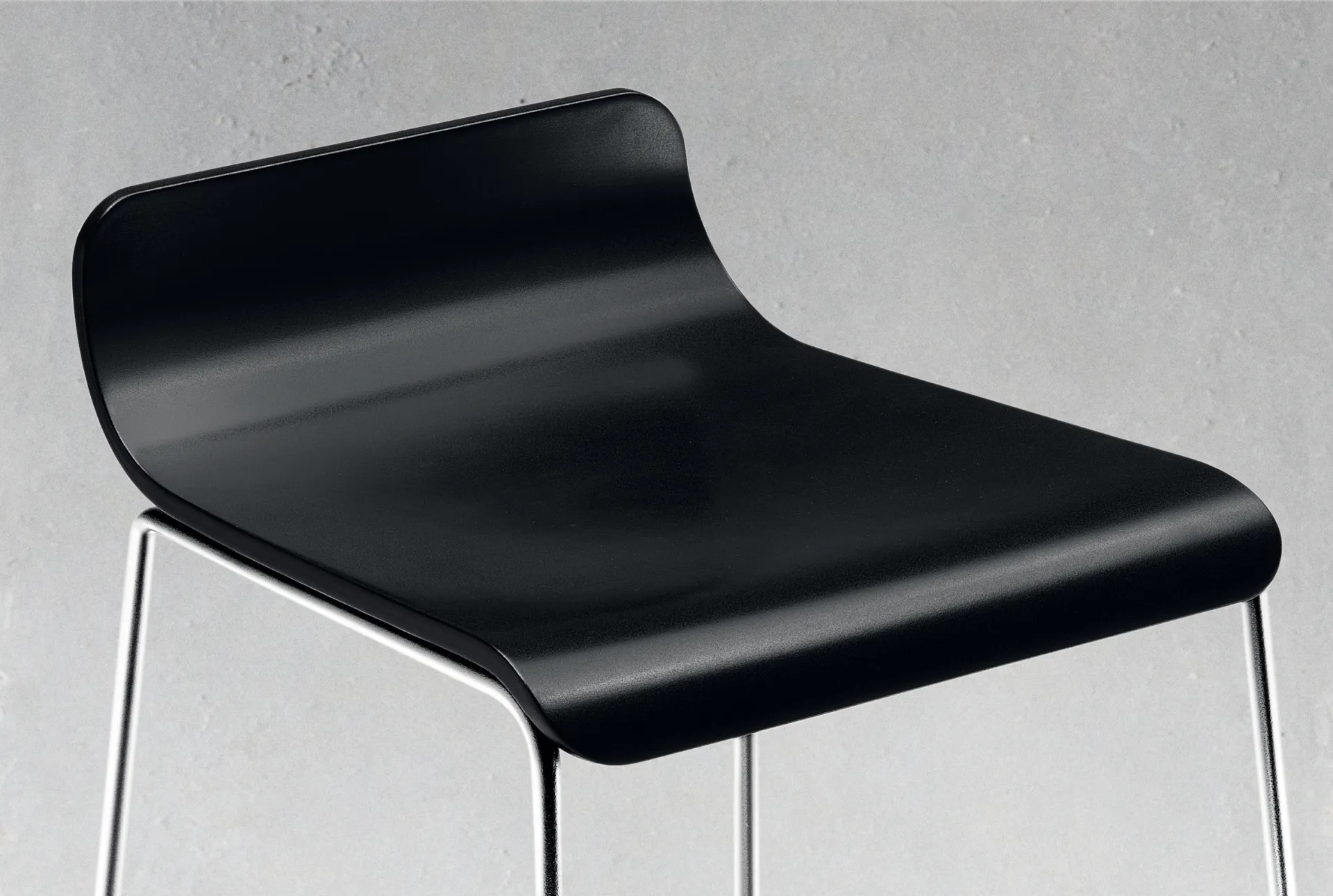 Dettaglio della scocca nera dello sgabello Endless Scavolini in faggio laccato