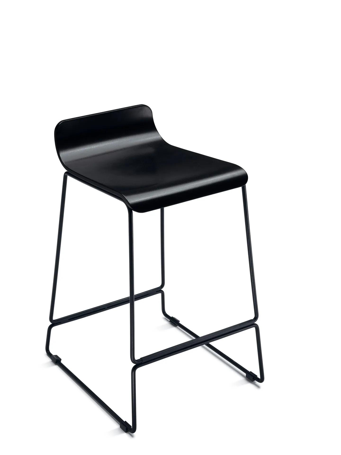 Sgabello Endless a slitta Scavolini nero con base tubolare su fondo bianco