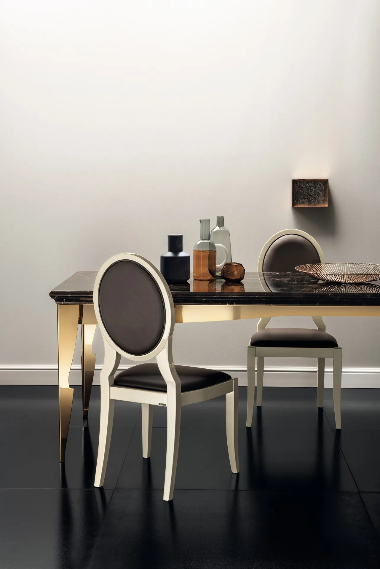Sedia Exclusiva Scavolini con medaglione scuro accanto a un tavolo in un ambiente classico