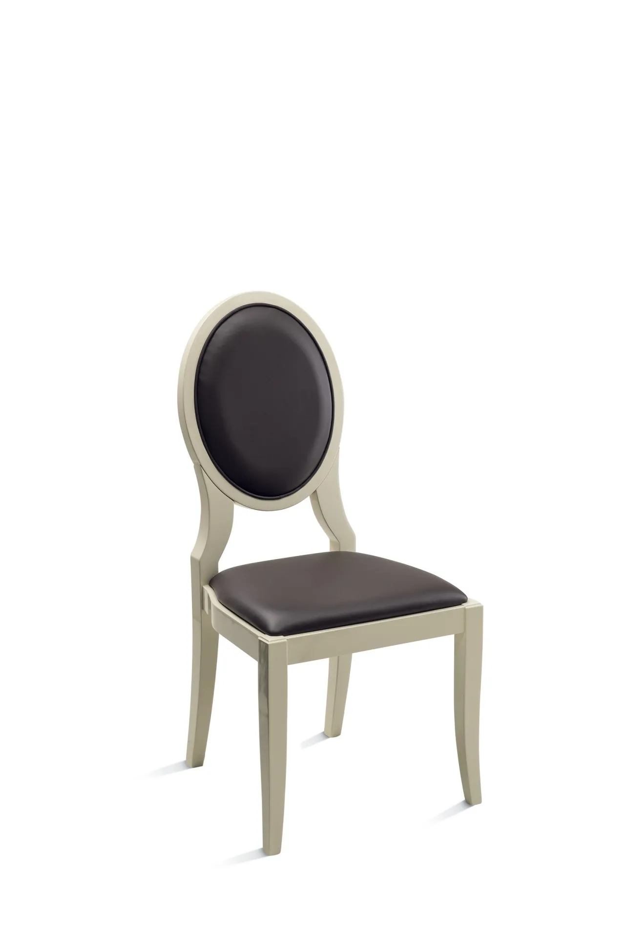 Sedia Exclusiva Scavolini in faggio laccato chiaro con seduta e medaglione scuri, su fondo bianco