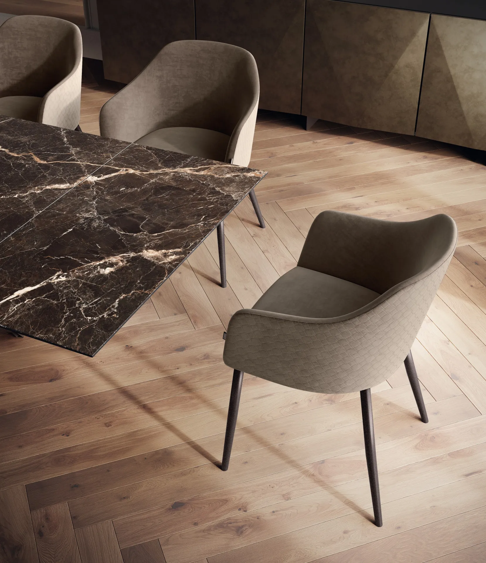Sedie Fifties Scavolini tortora attorno a un tavolo in marmo scuro su parquet chiaro