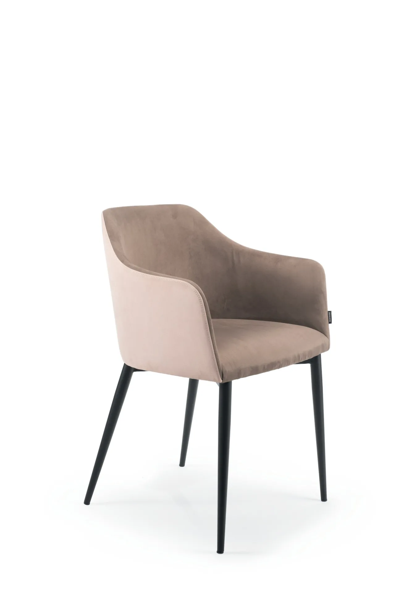 Sedia Fifties Scavolini rosa cipria vista di tre quarti su fondo bianco