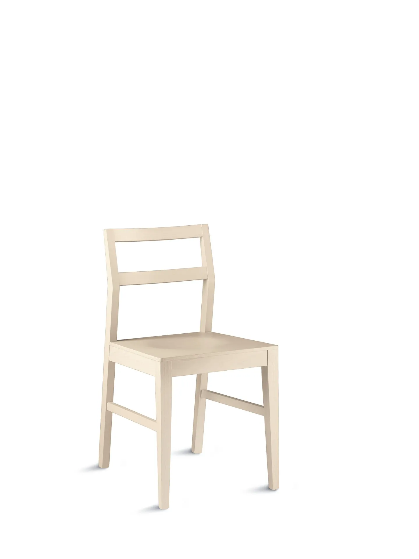 Sedia Flair Scavolini in faggio chiaro con schienale a due stecche, su fondo bianco