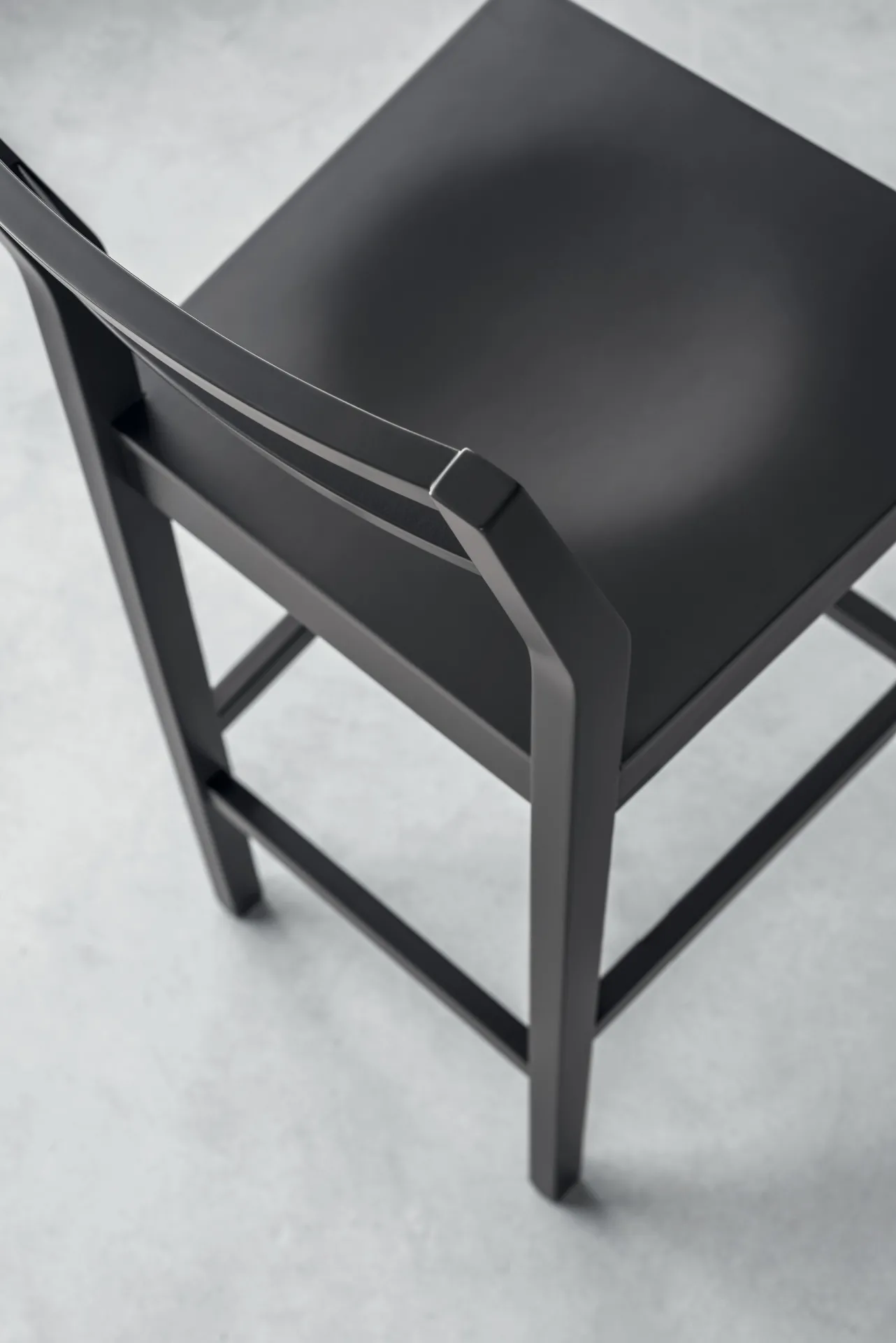 Dettaglio della seduta in legno laccato nero dello sgabello Flair Scavolini