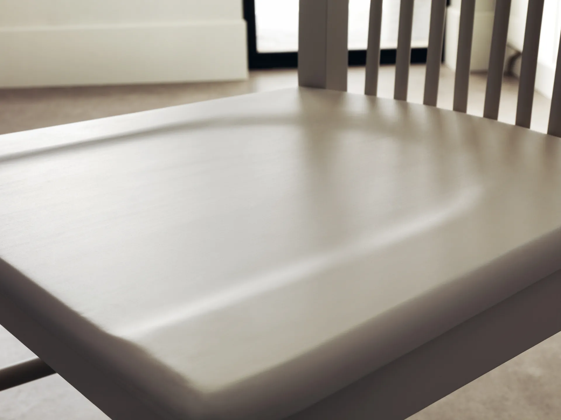 Dettaglio del fondino in legno della sedia Gea Scavolini laccata chiara
