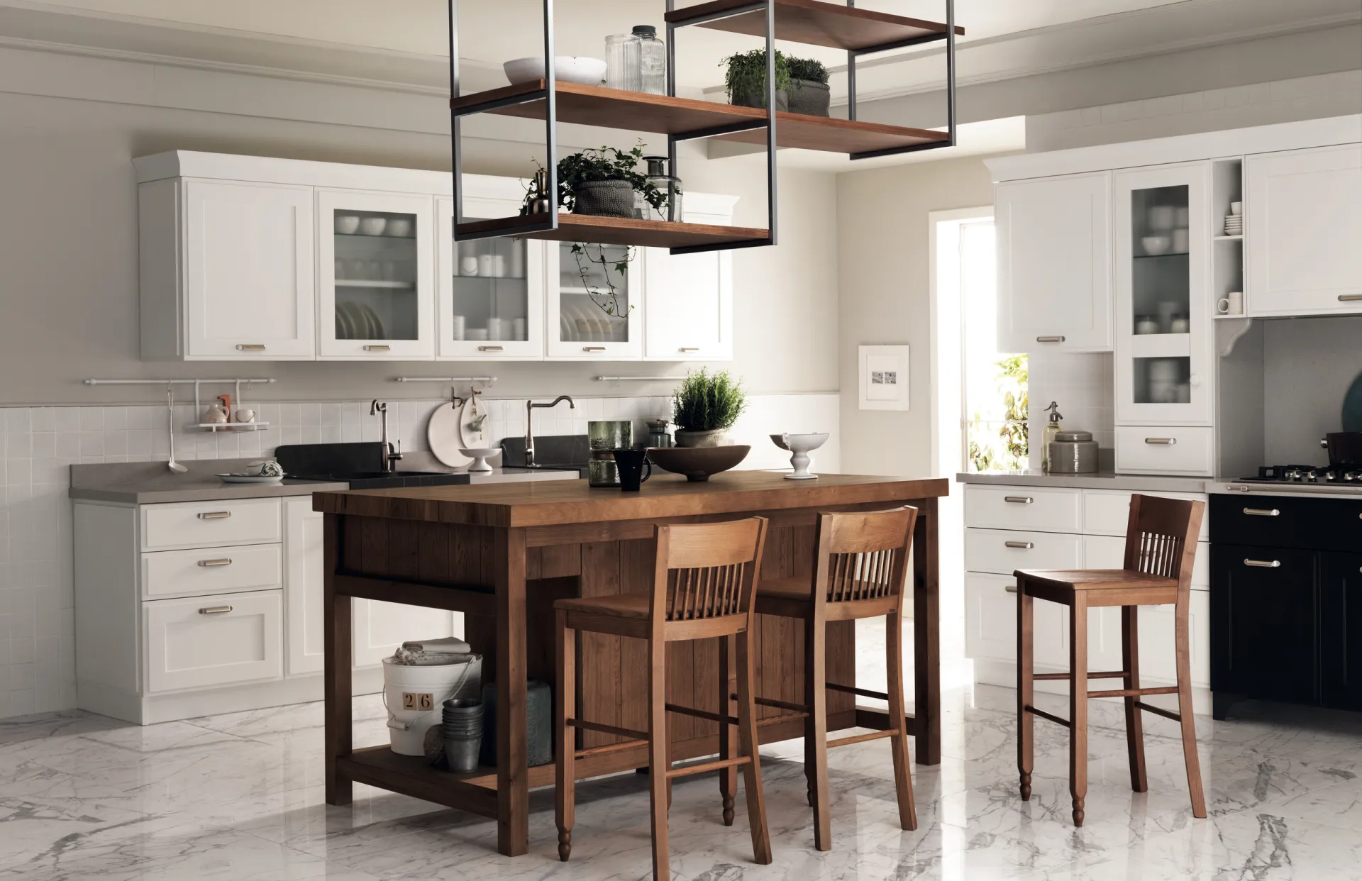 Sgabelli Gea Scavolini color noce attorno a un bancone in legno in una cucina bianca