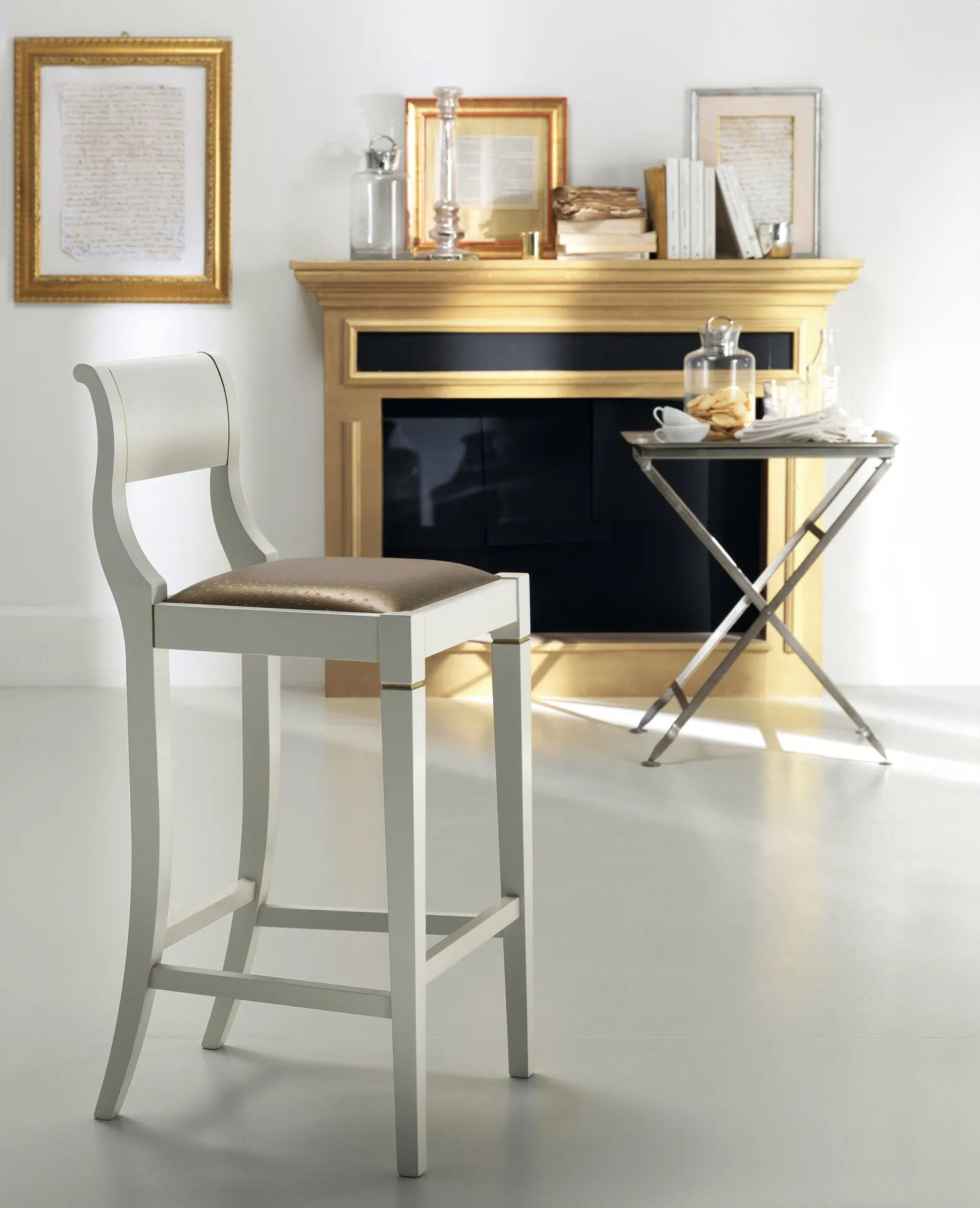 Sgabello Grand Relais Scavolini laccato bianco davanti a un camino