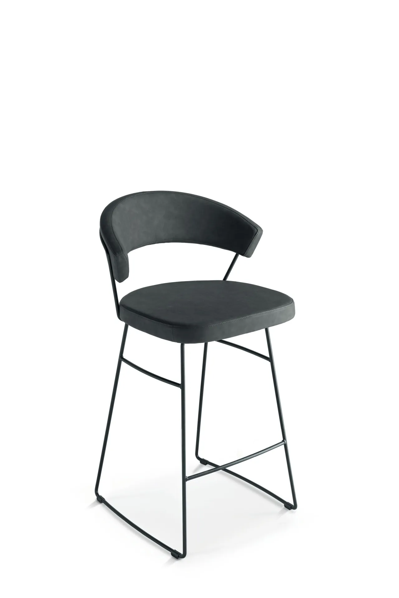Sgabello Great Scavolini nero con base a slitta su fondo bianco