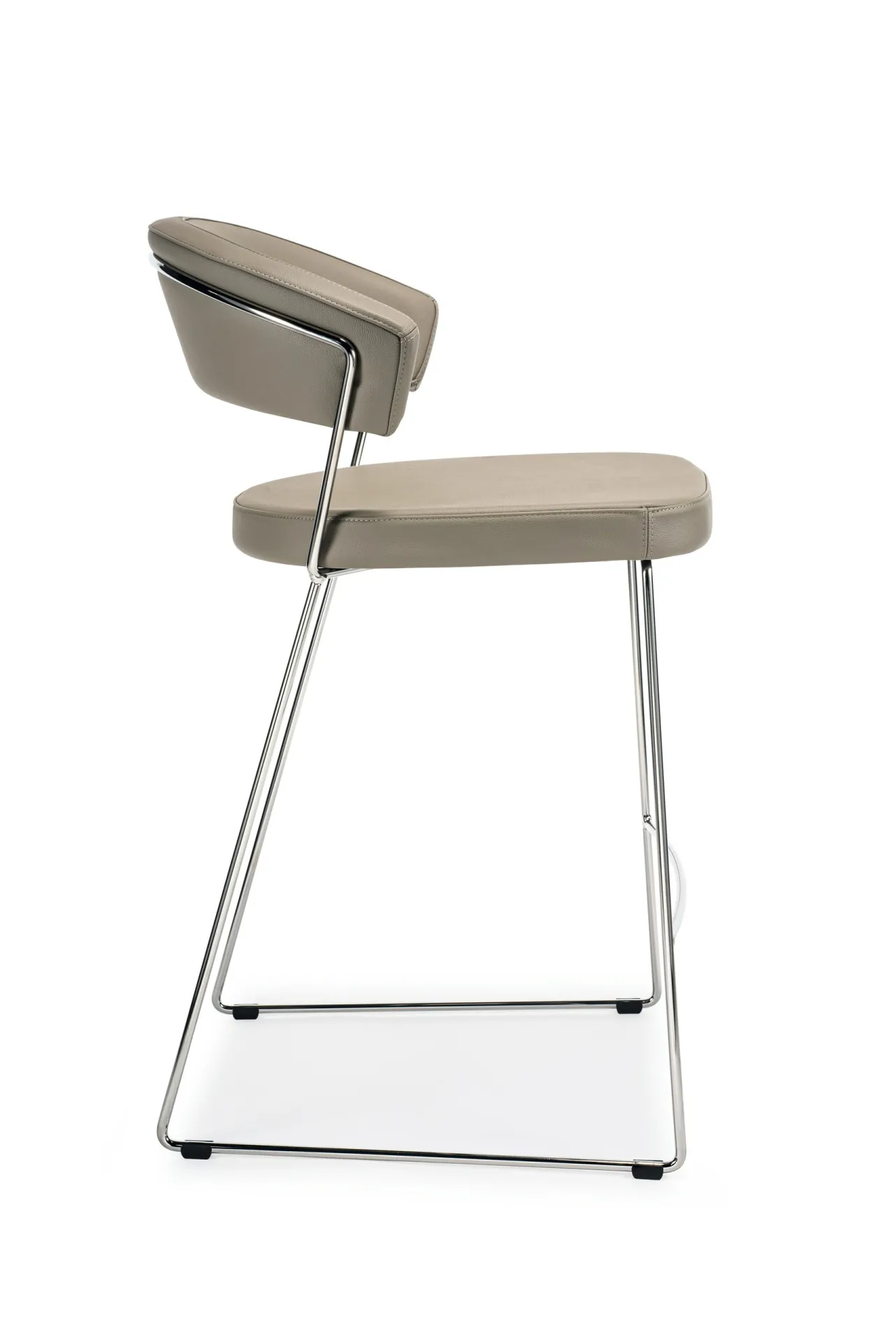 Profilo dello sgabello Great Scavolini con lo schienale a fascia sospeso