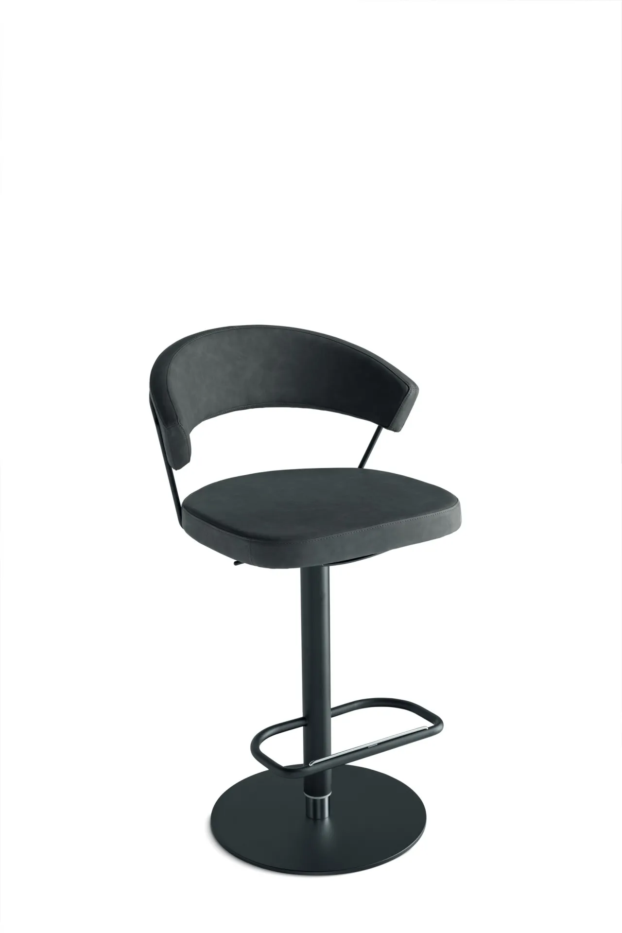 Sgabello Great con piedistallo Scavolini nero con base tonda su fondo bianco