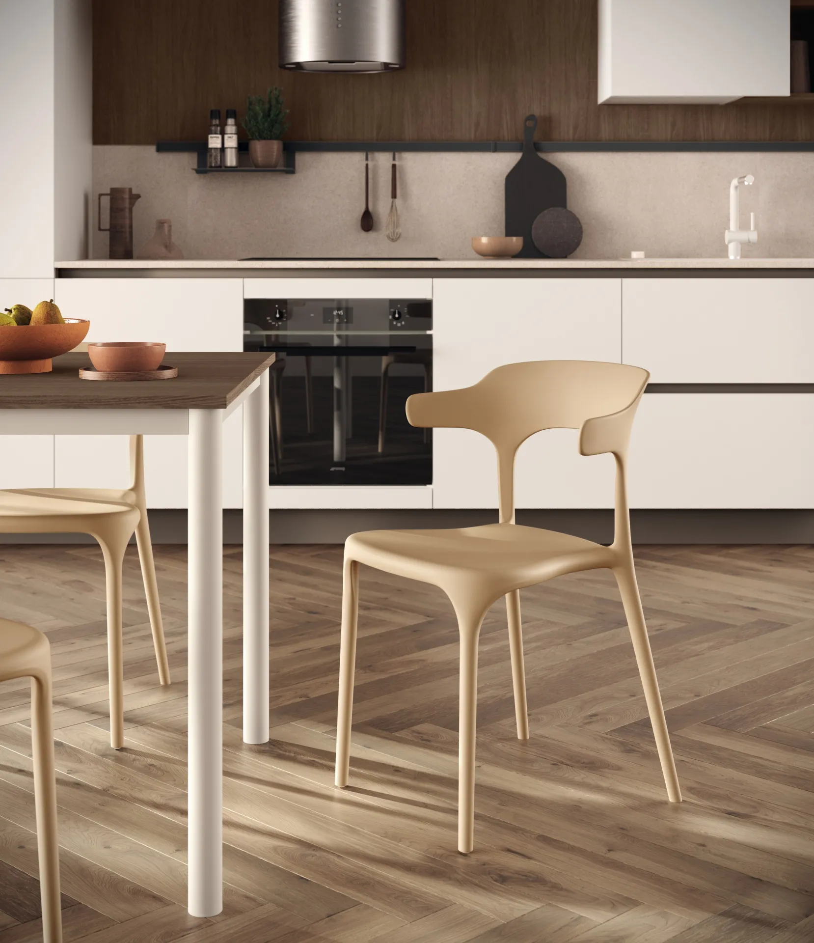 Sedie Hang Scavolini beige attorno a un piano snack in legno in cucina