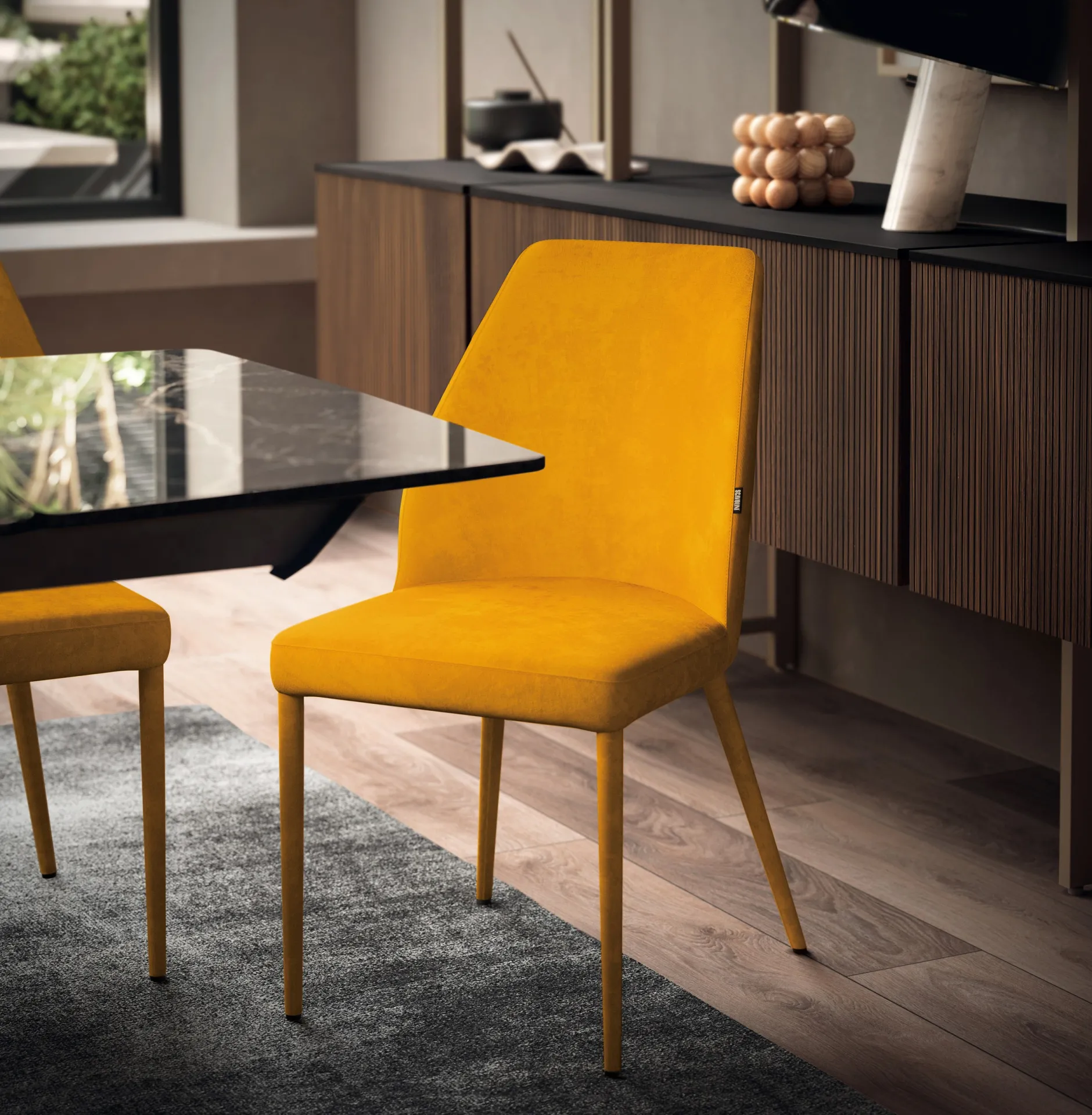 Sedie Havana Scavolini giallo senape accanto a un tavolo in vetro scuro