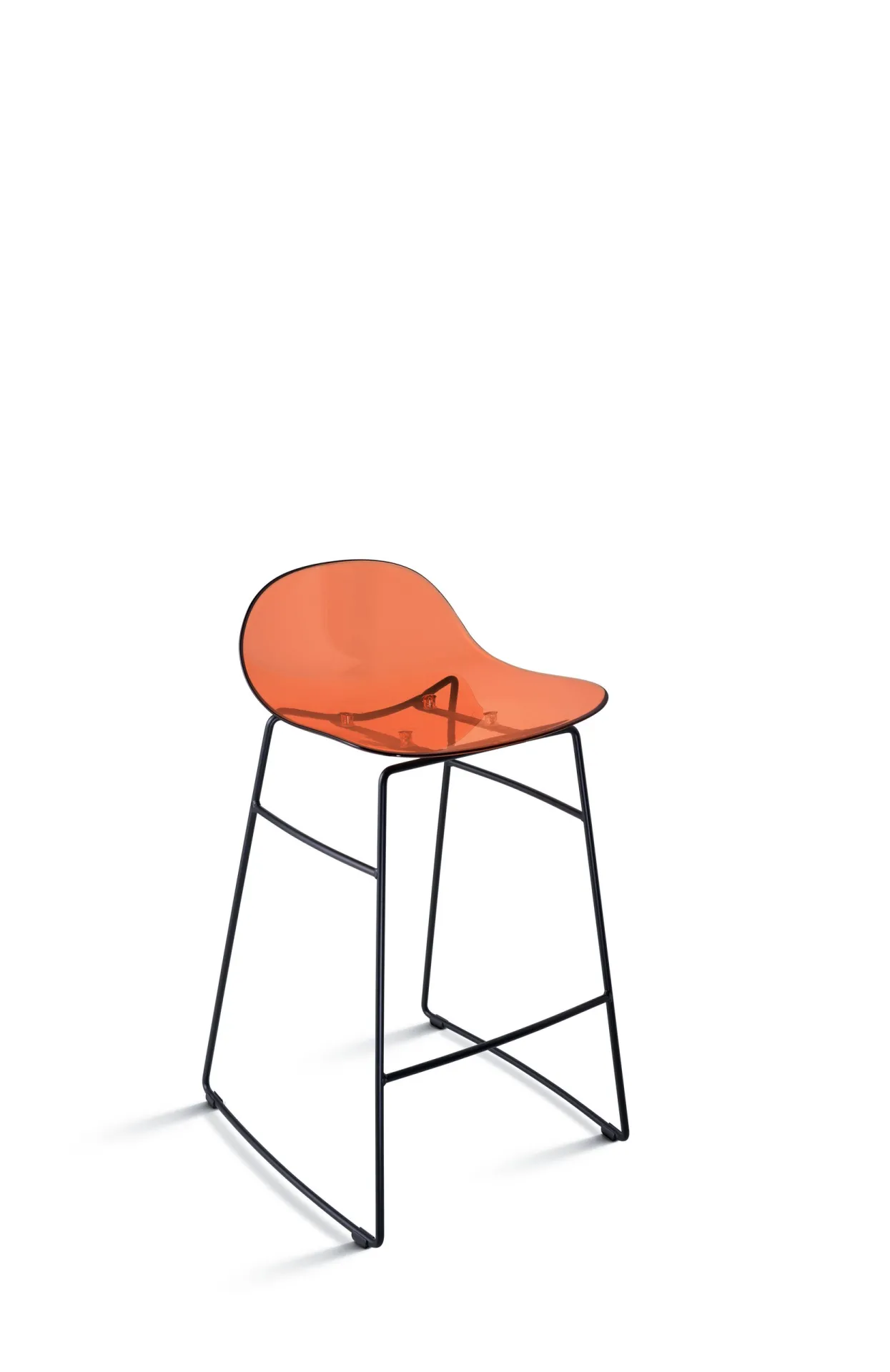 Sgabello Hero Pop a slitta Scavolini arancio trasparente su fondo bianco