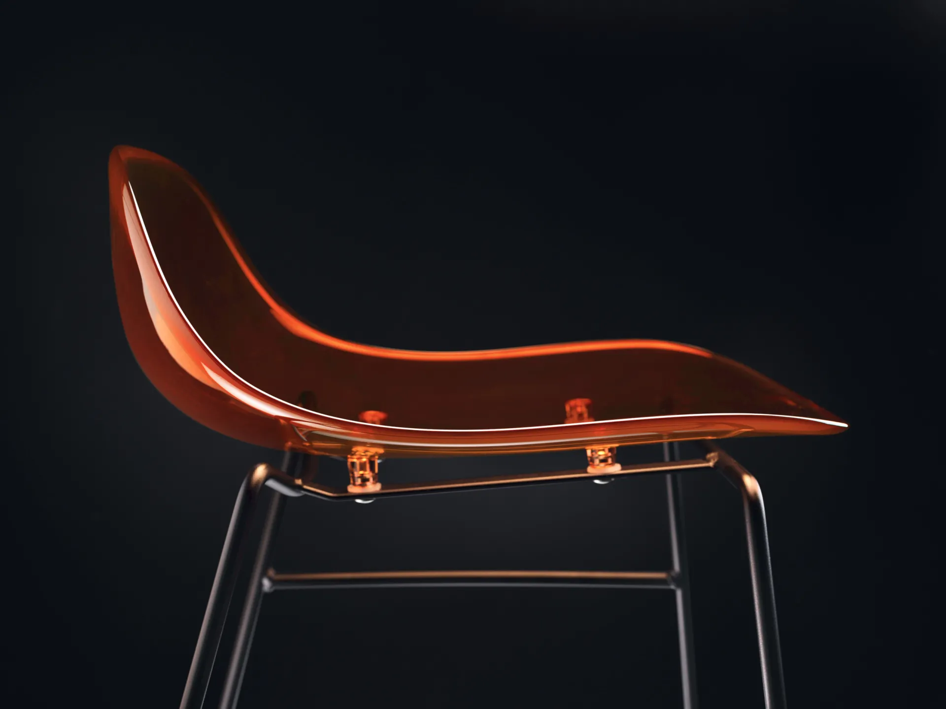Dettaglio della scocca arancio trasparente dello sgabello Hero Pop Scavolini su fondo nero
