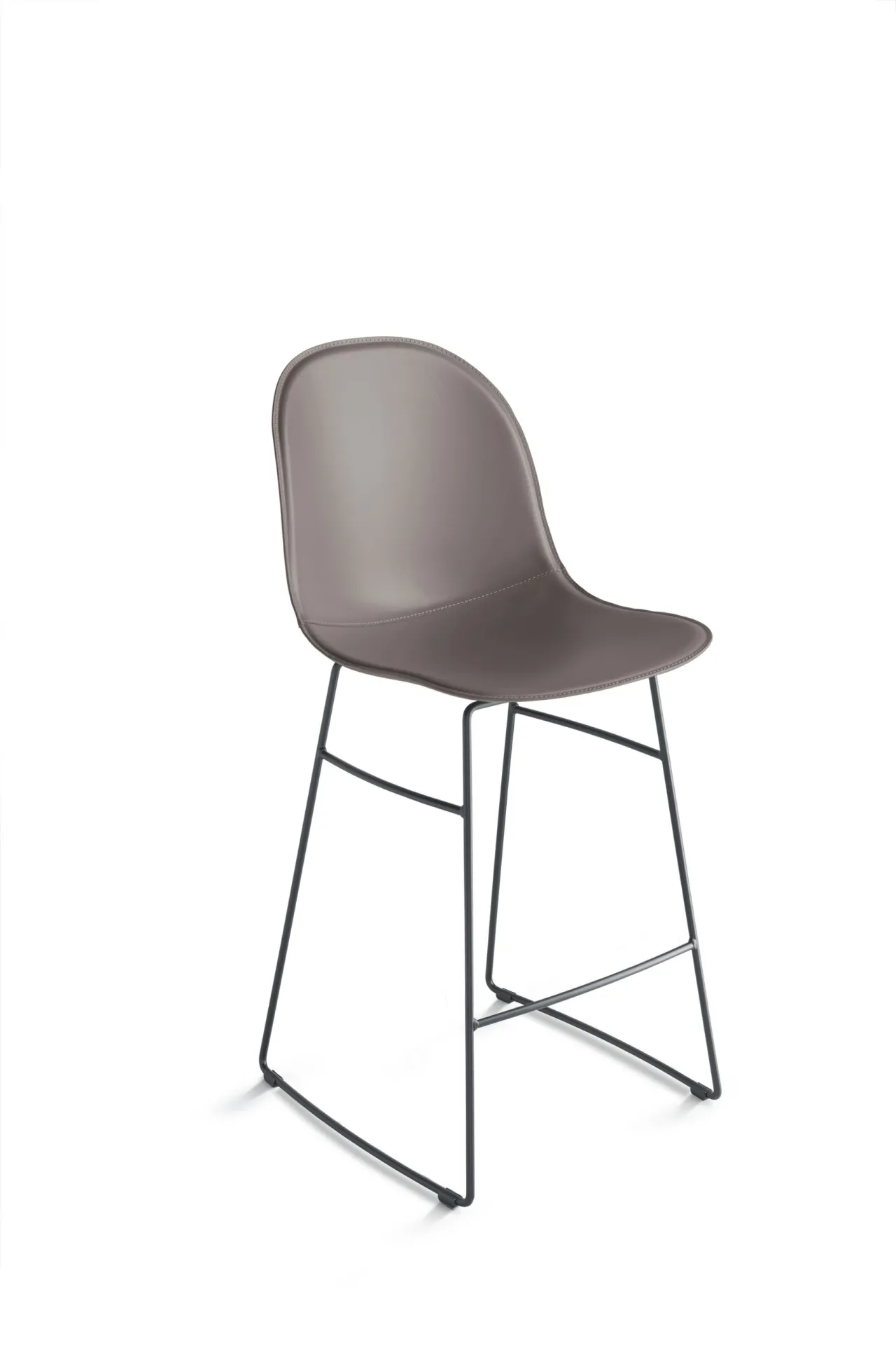 Sgabello Hero a slitta Scavolini con scocca tortora piena su fondo bianco