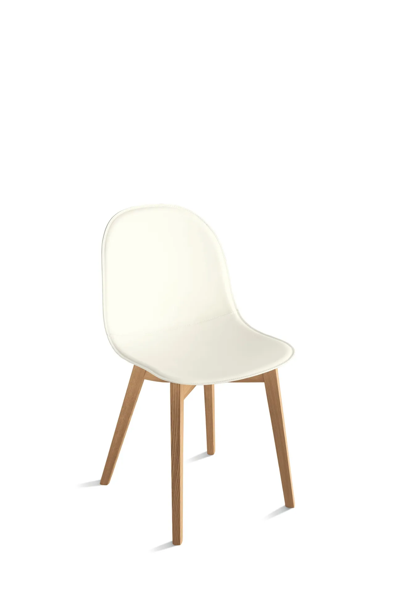 Sedia Hero Scavolini bianca con gambe inclinate in frassino su fondo bianco