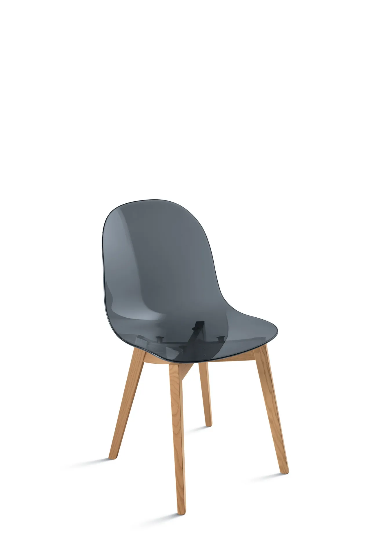 Sedia Hero Pop Scavolini grigia trasparente con gambe in frassino su fondo bianco