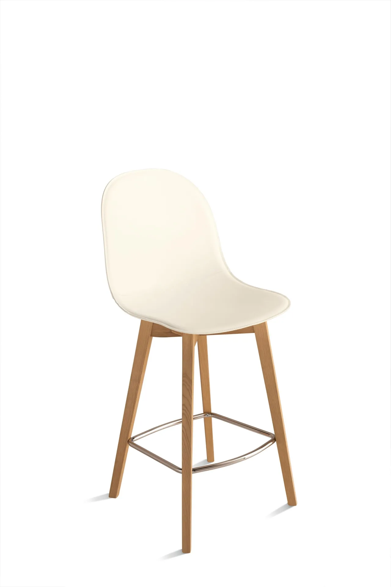 Sgabello Hero Scavolini bianco con gambe inclinate in frassino su fondo bianco