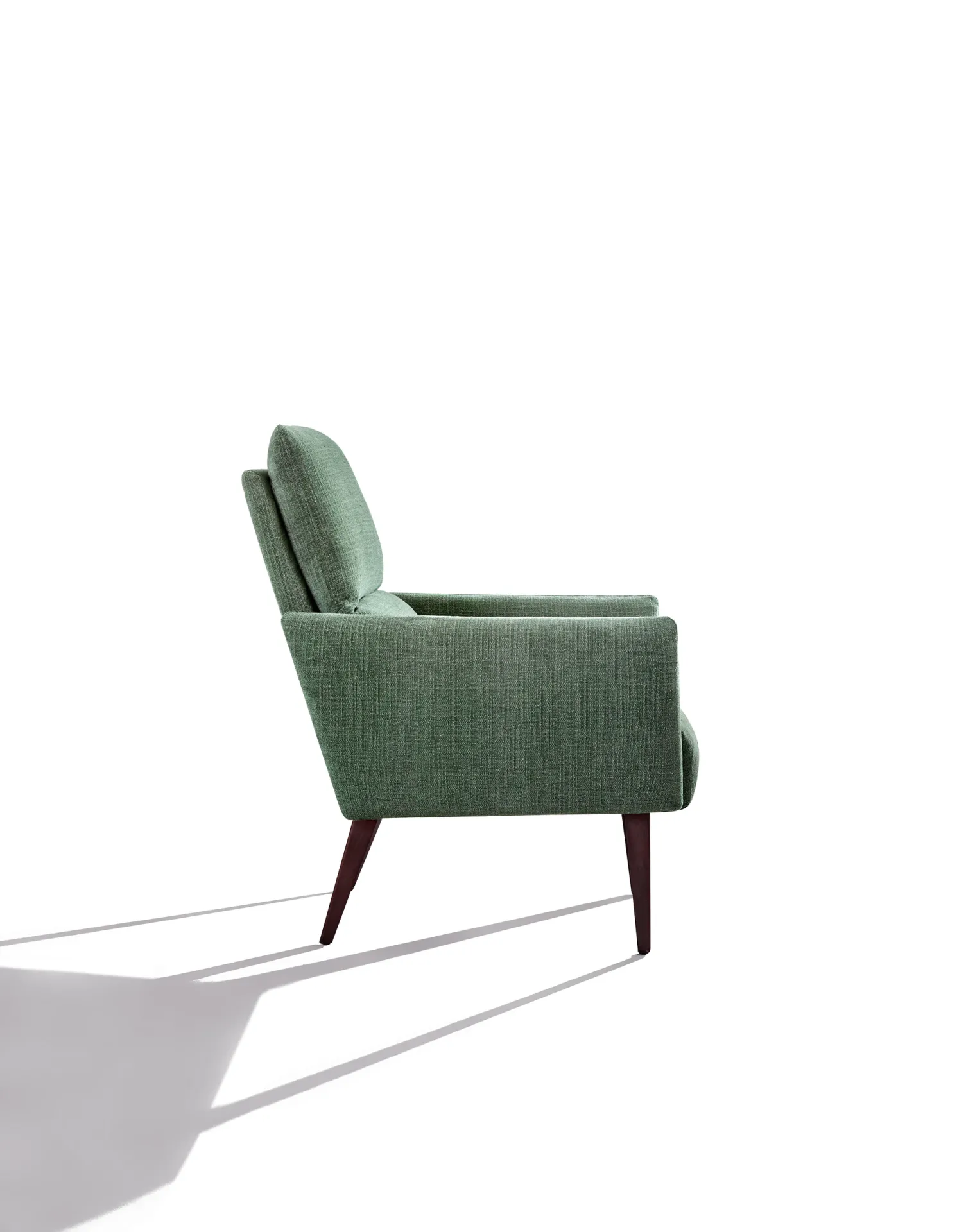 Poltrona Fix Samoa verde con gambe scure vista di lato, su fondo bianco