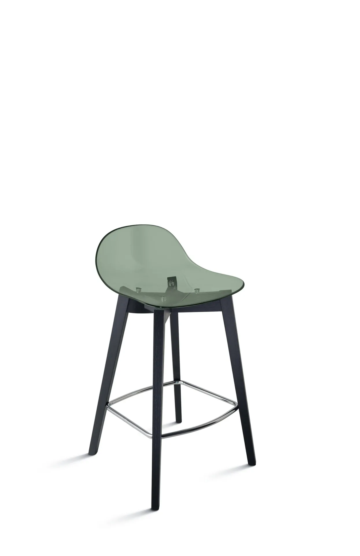 Sgabello Hero Pop Scavolini verde trasparente con gambe scure su fondo bianco