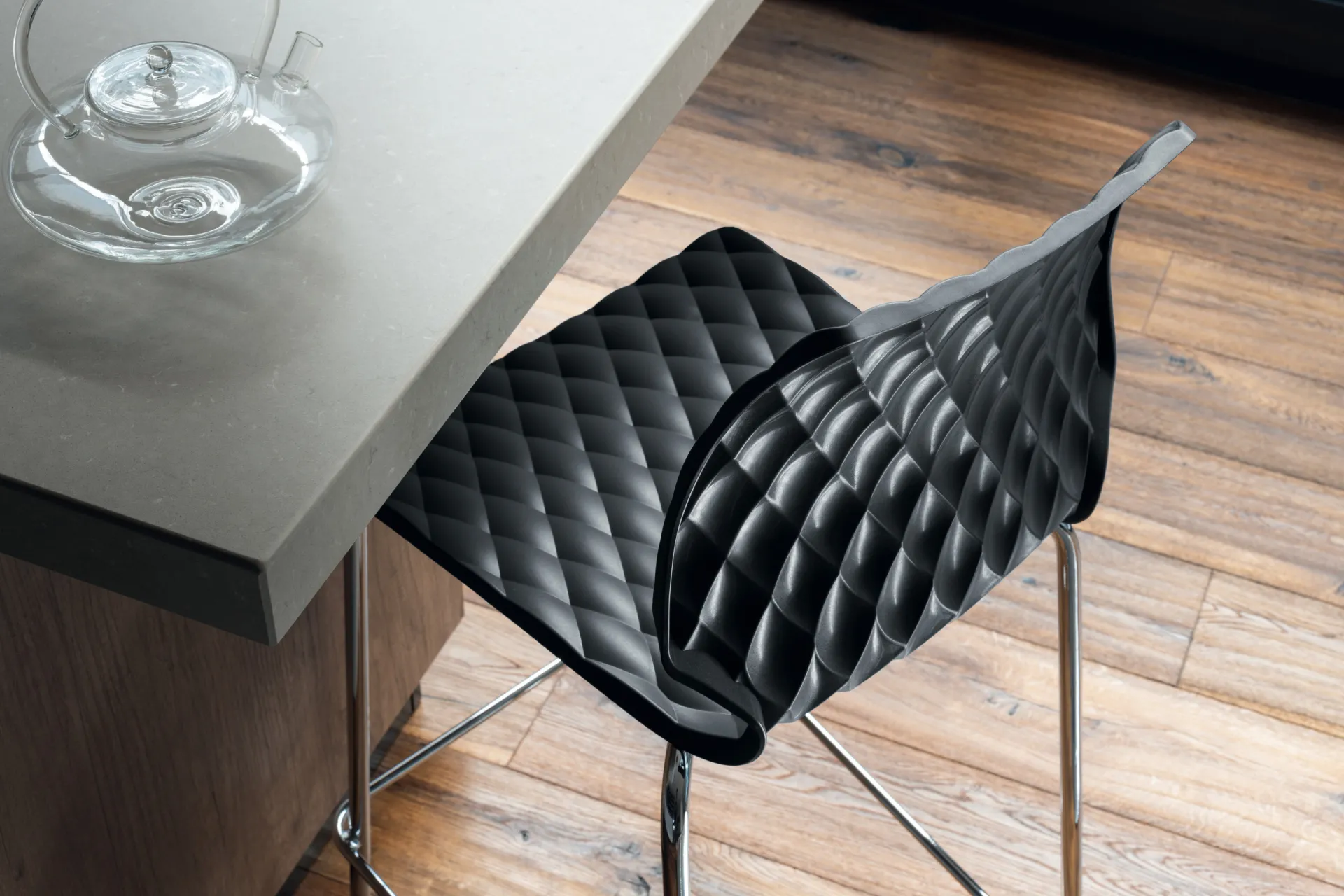 Scocca nera dello sgabello Homy Scavolini sotto un piano in legno
