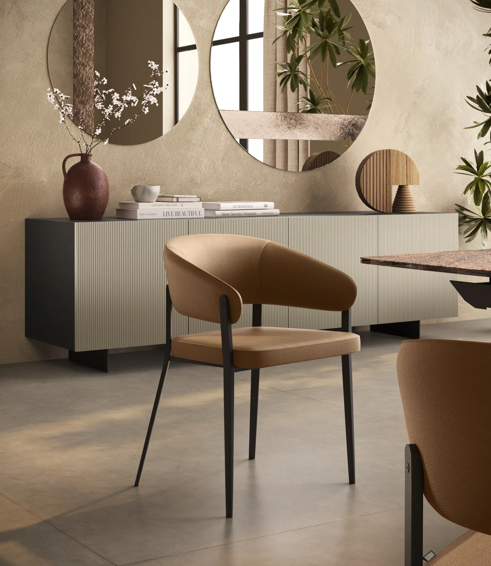 Sedia Hug Scavolini color cuoio in una sala da pranzo con madia e specchio rotondo