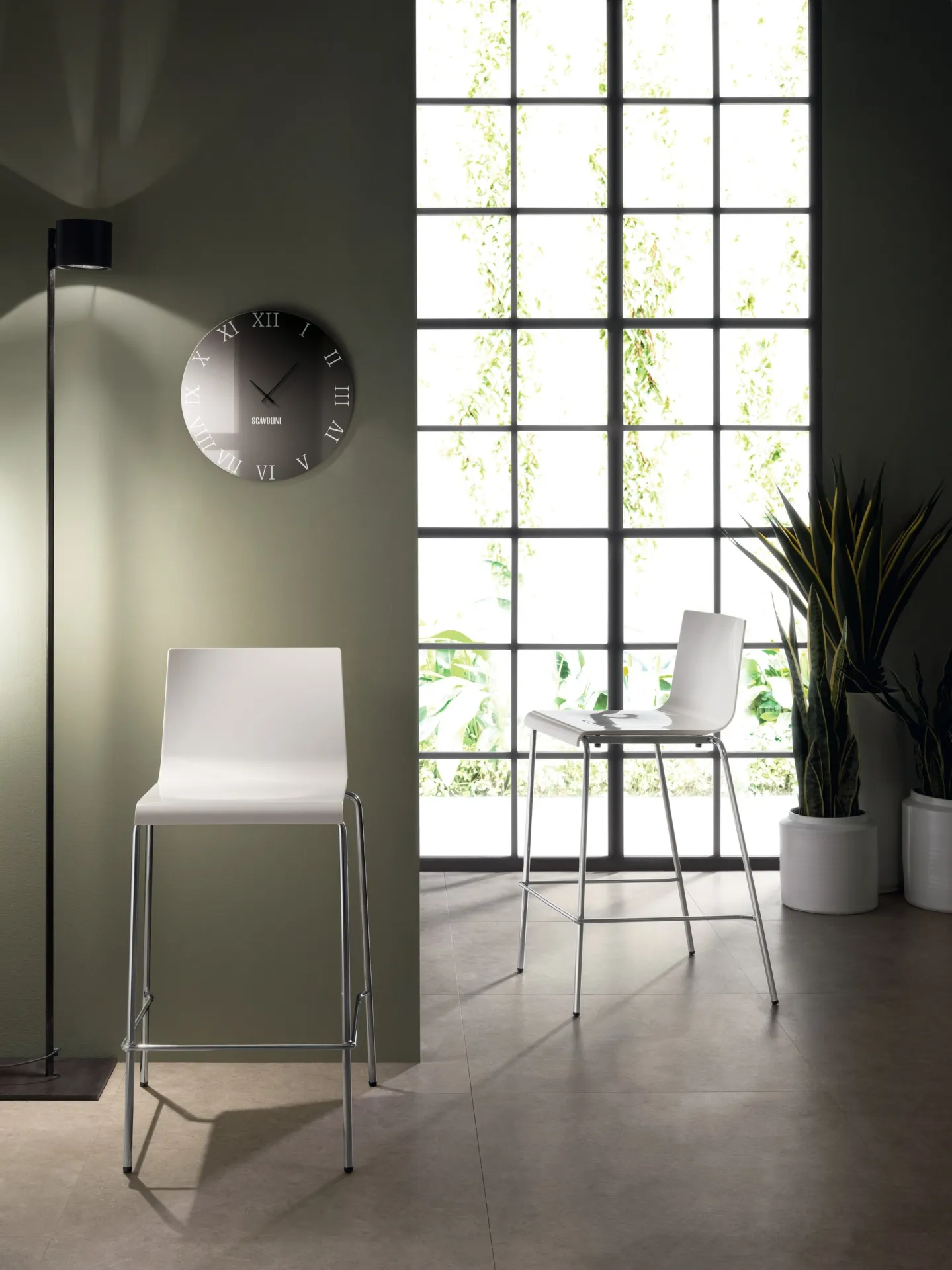 Sgabello Kuadra 1112 Scavolini bianco accanto a una finestra con telaio scuro