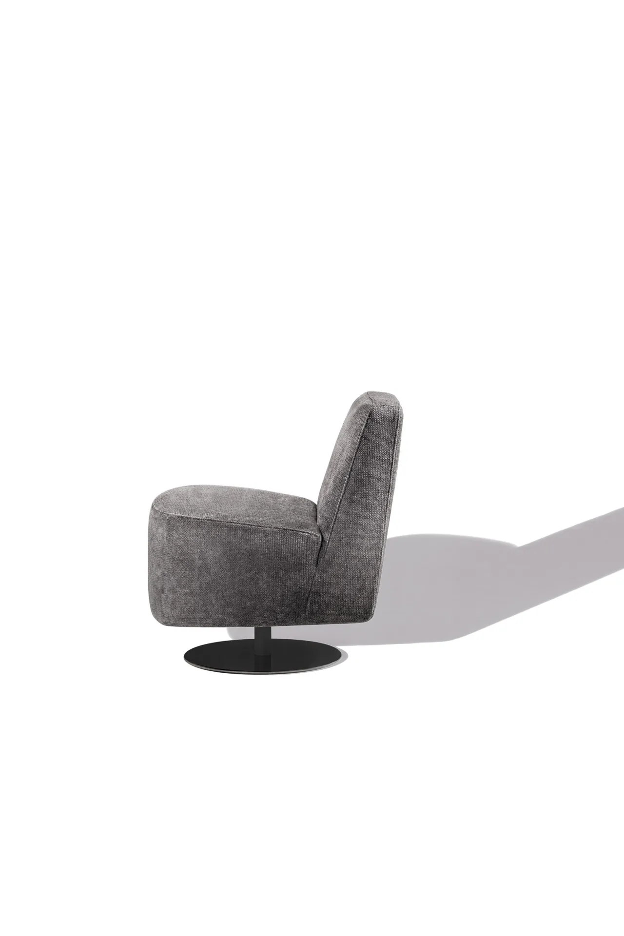 Poltroncina Dory Samoa grigia su base a disco, scontornata su fondo bianco