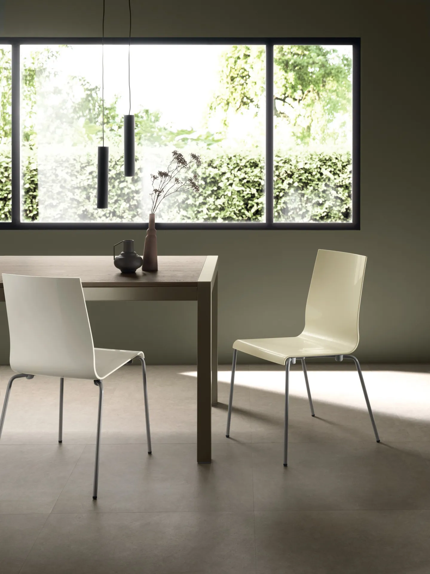 Sedie Kuadra 1151 Scavolini bianca e crema attorno a un tavolo davanti a una finestra