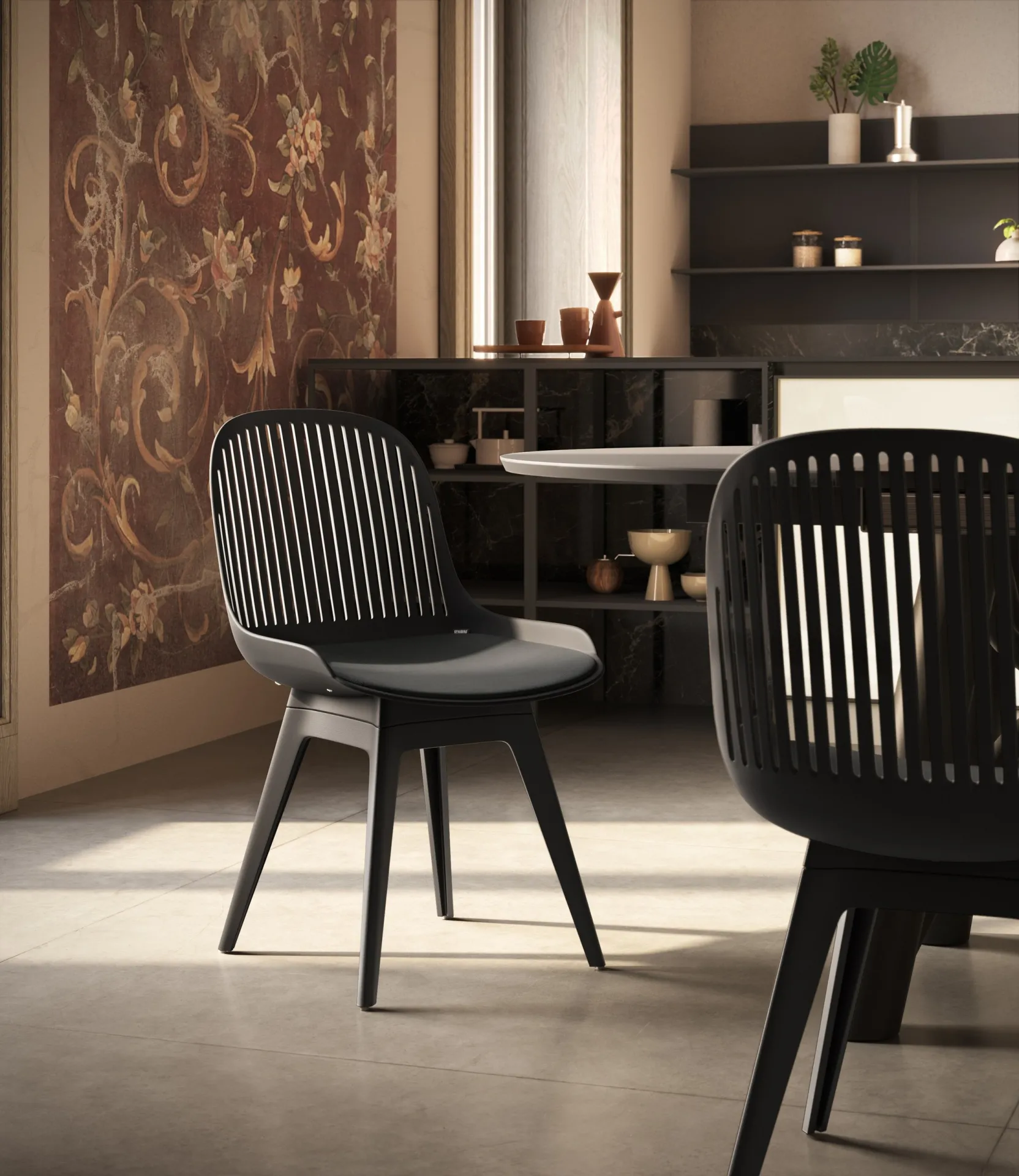 Sedie Laila Scavolini nere in una sala con parete decorata e mobile in legno