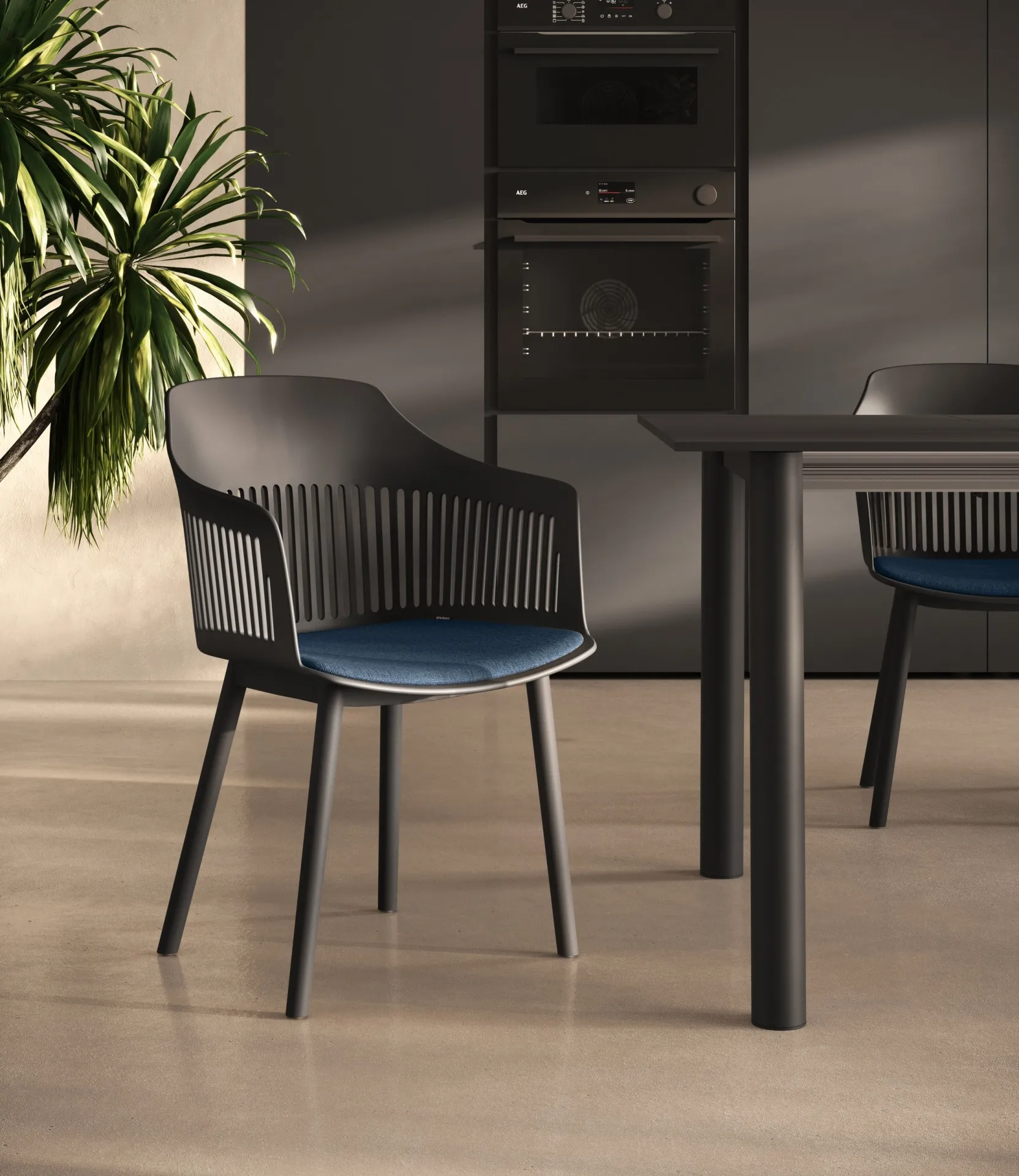 Sedie Laila con braccioli Scavolini nere con cuscino blu accanto a un tavolo scuro
