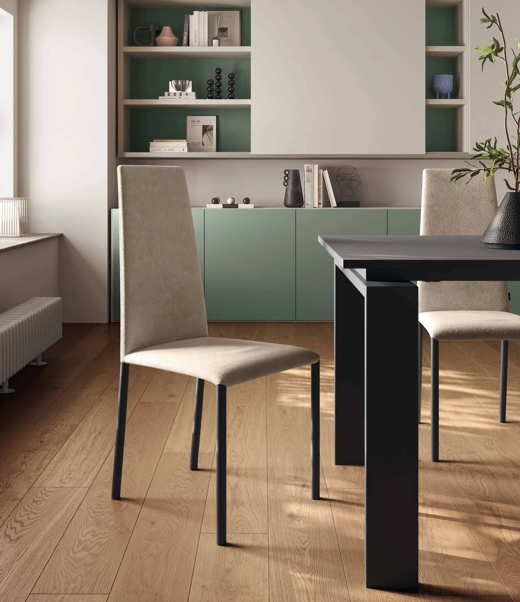 Sedia Liam Scavolini beige accanto a un tavolo scuro in un soggiorno luminoso