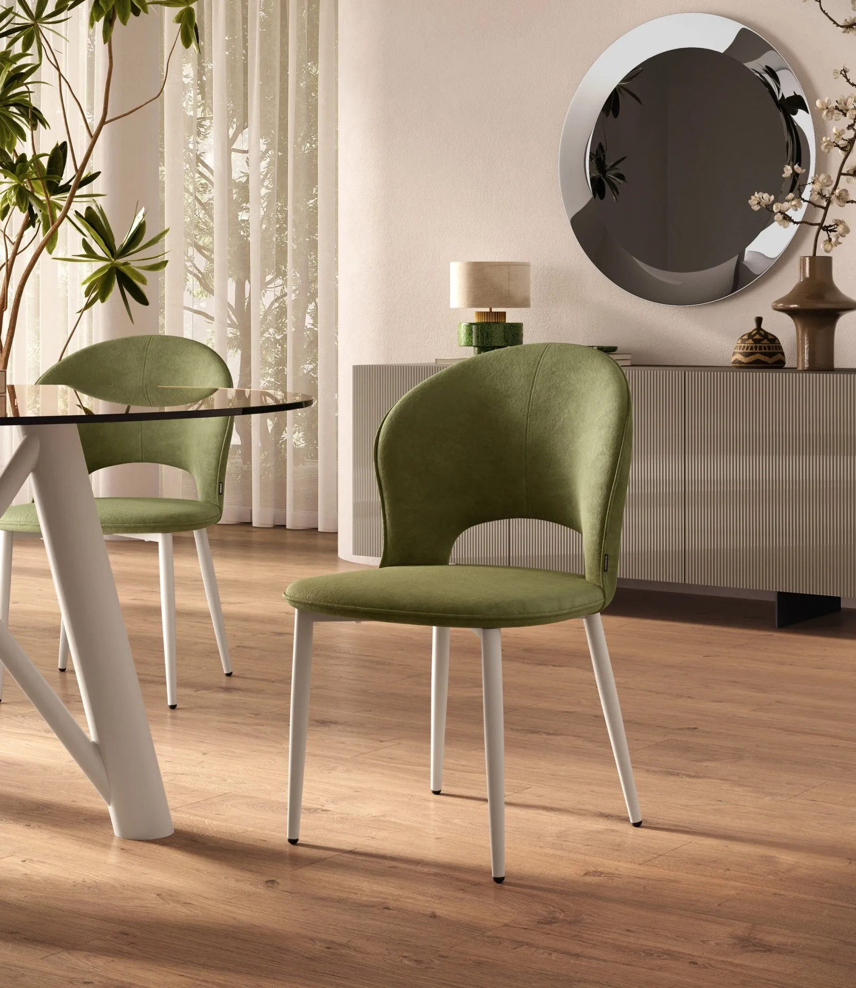 Sedie Love Scavolini verdi attorno a un tavolo rotondo in una stanza con specchio tondo