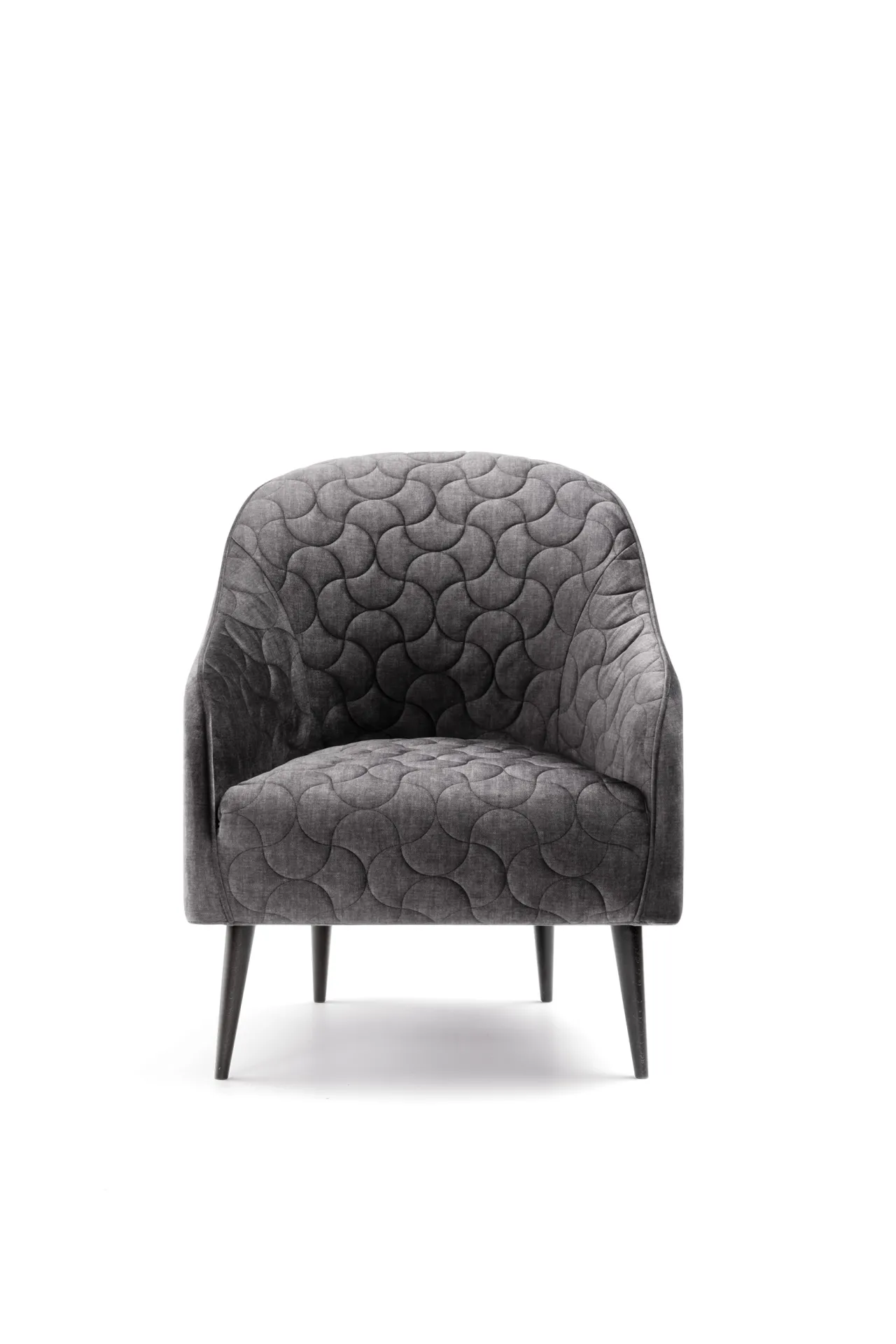 Poltroncina Sasha Samoa grigia vista di fronte, con la trapuntatura sulla scocca, su fondo bianco