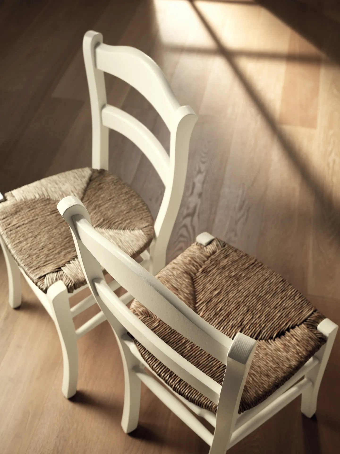 Sedie Margot Scavolini laccate bianche con fondino in paglia su parquet