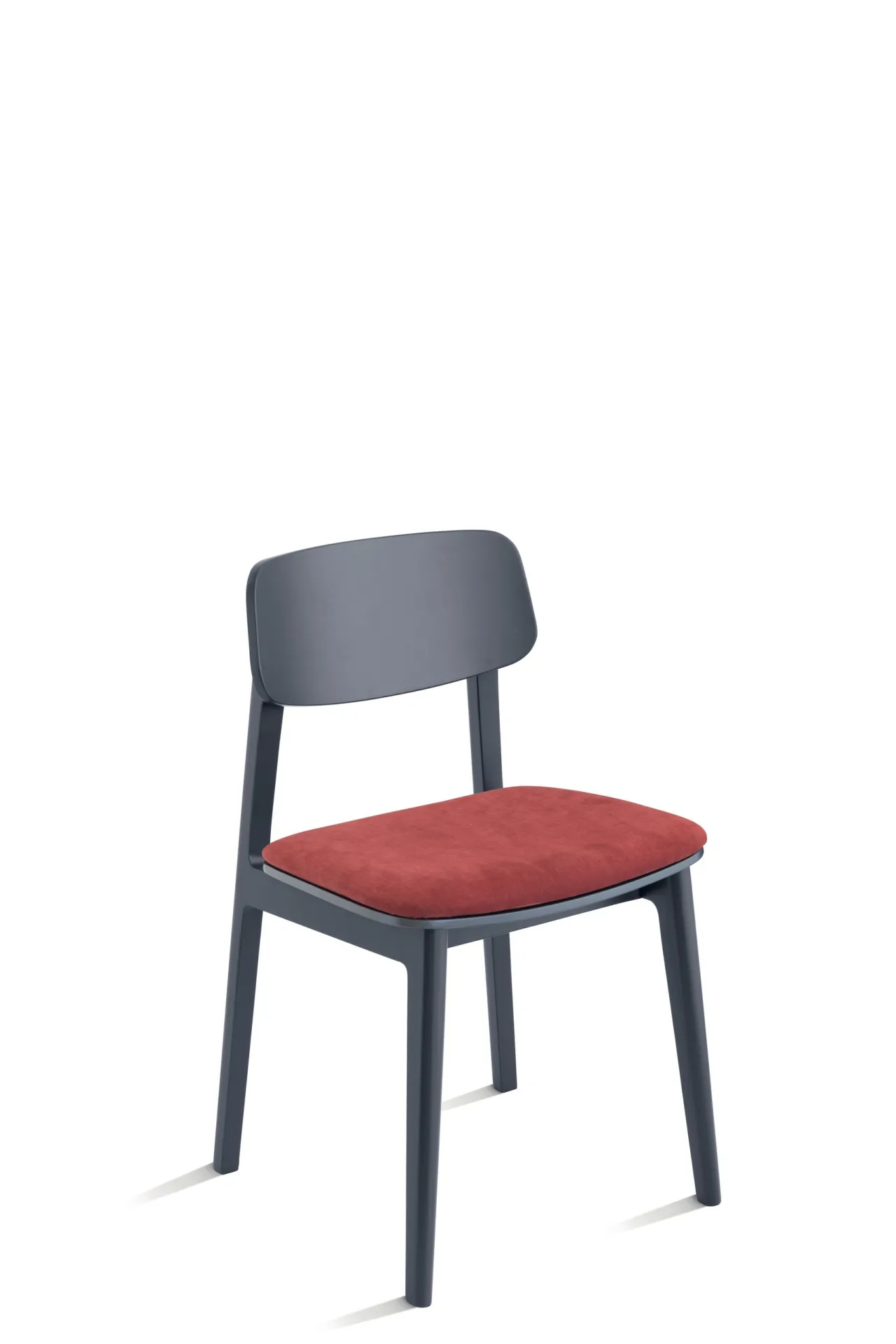 Sedia Nouvelle Scavolini grigio scuro con seduta rossa su fondo bianco