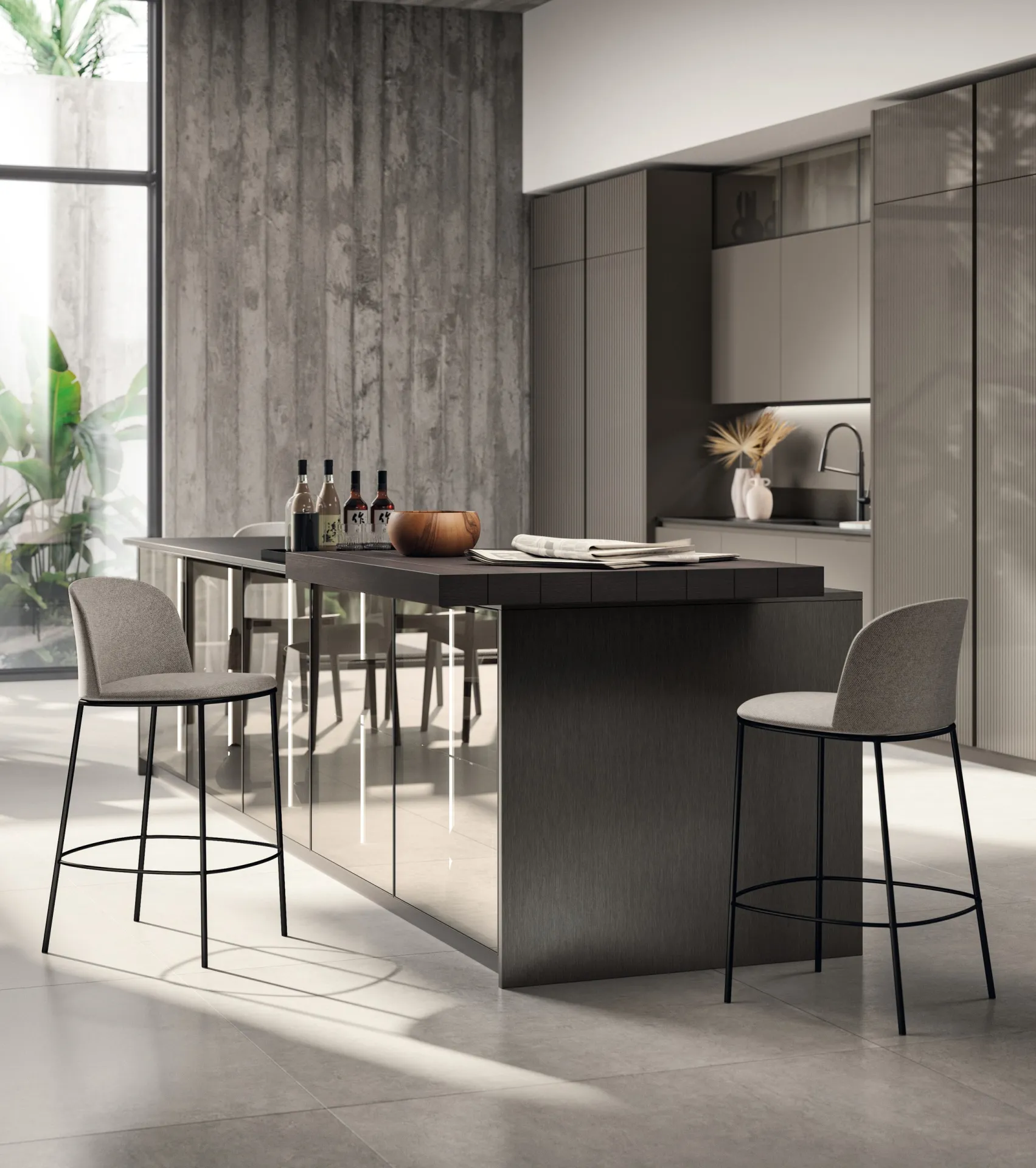 Sgabelli Novel Scavolini grigio chiaro accanto a un'isola in una cucina scura