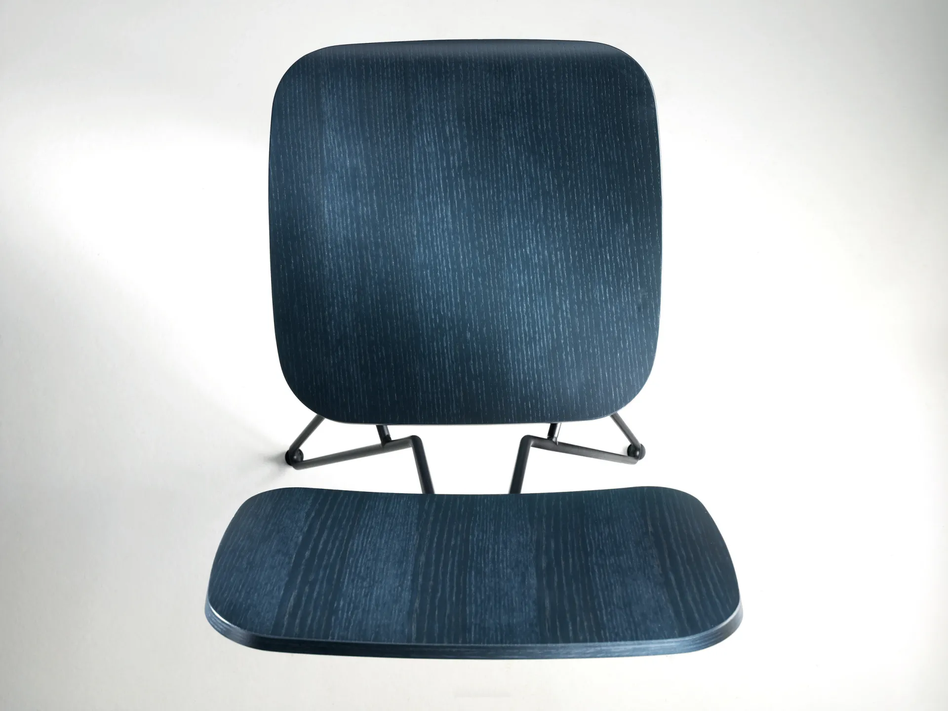 Seduta e schienale in frassino tinto blu della sedia Overdyed Scavolini visti dall'alto