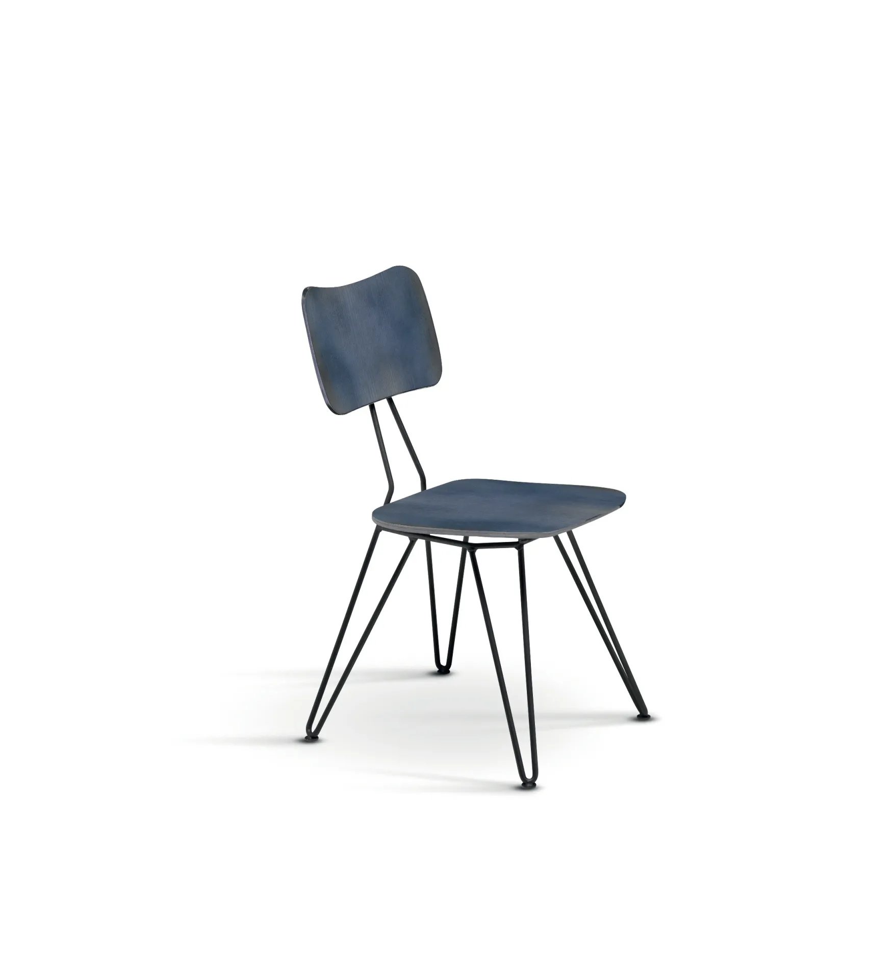 Sedia Overdyed Scavolini blu con gambe in acciaio vista di tre quarti
