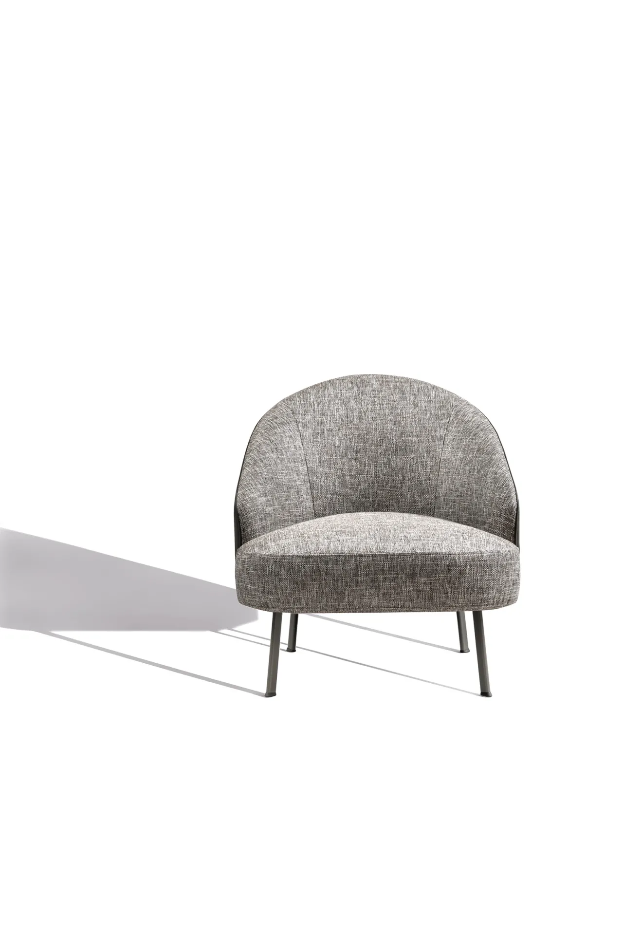 Poltroncina Ginko Samoa grigia su gambe sottili in metallo, scontornata su fondo bianco